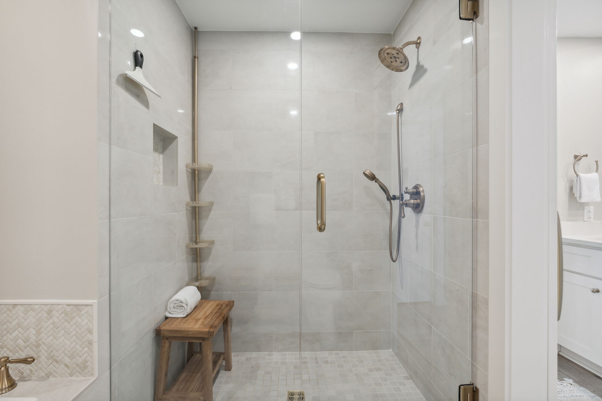 Primary En Suite - Tiled Walked in Shower