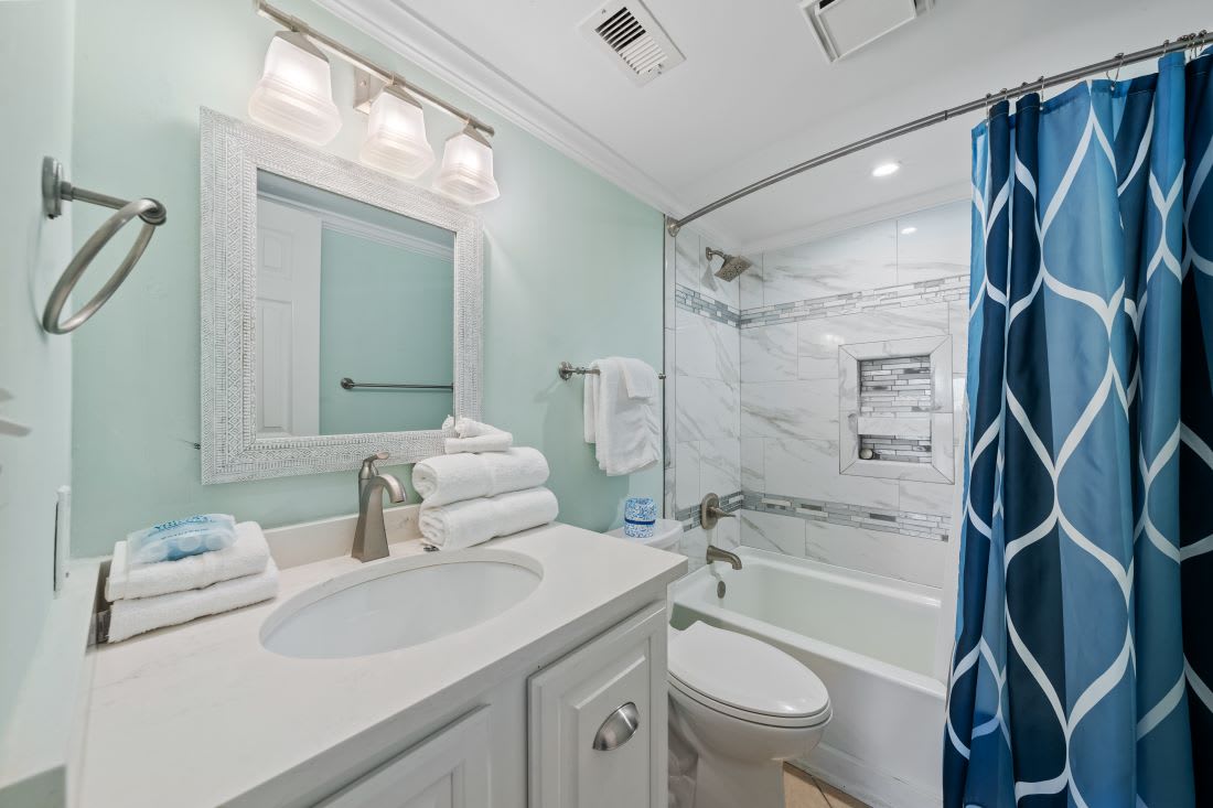 17 Island Winds 280 Bathroom 2