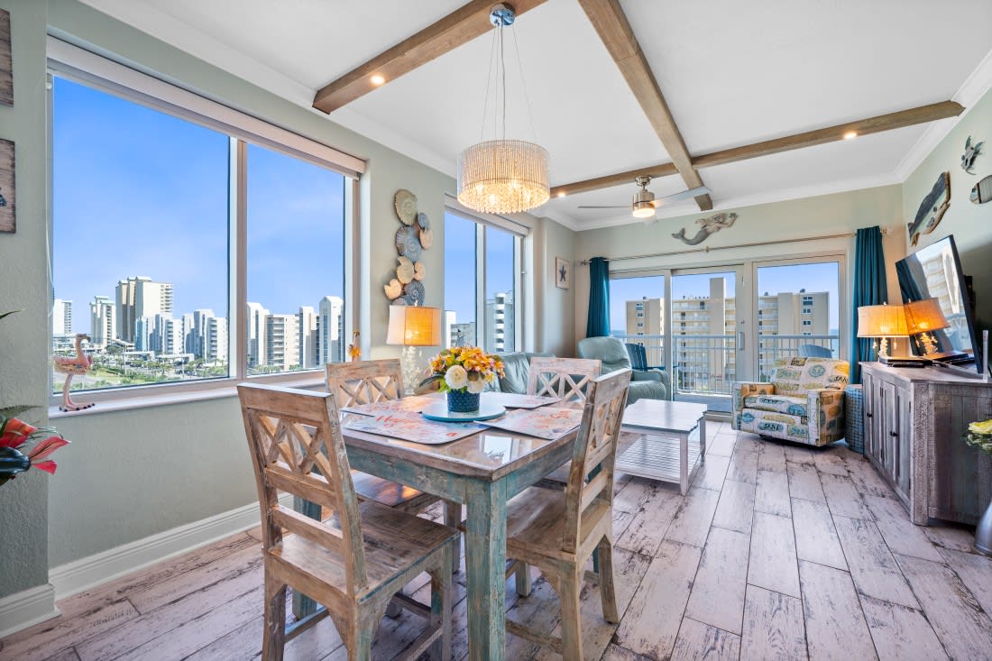 7 Crystal Tower 601 Dining Area