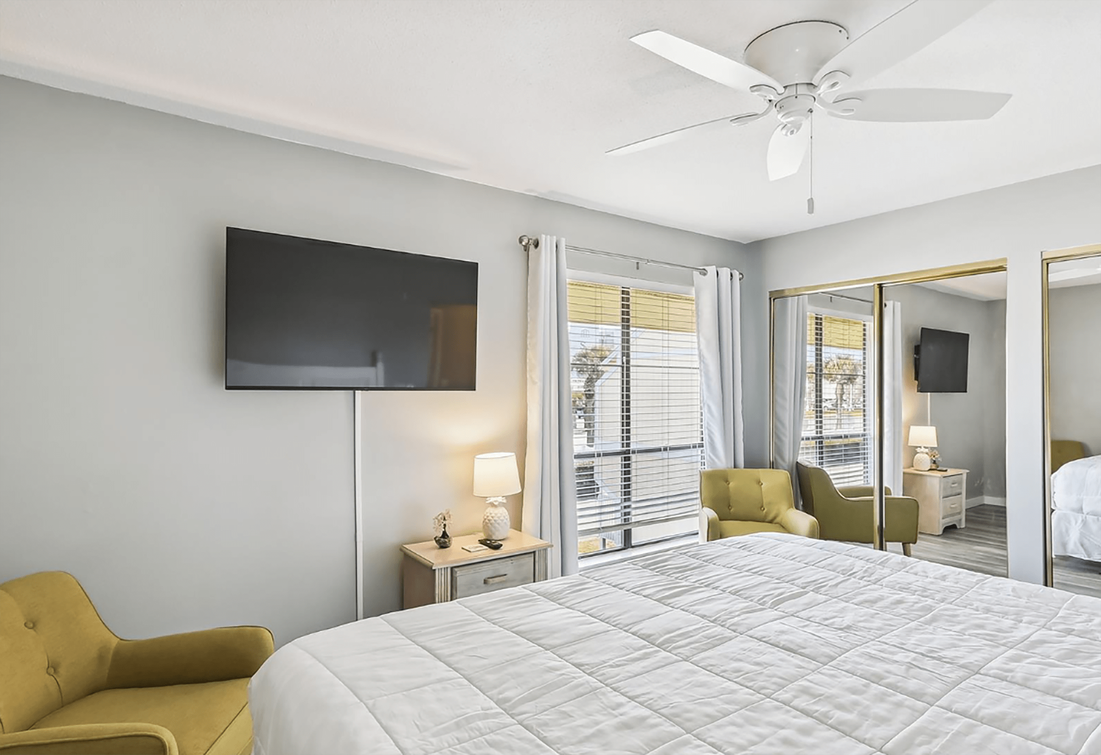 Guest room with flat screen TV