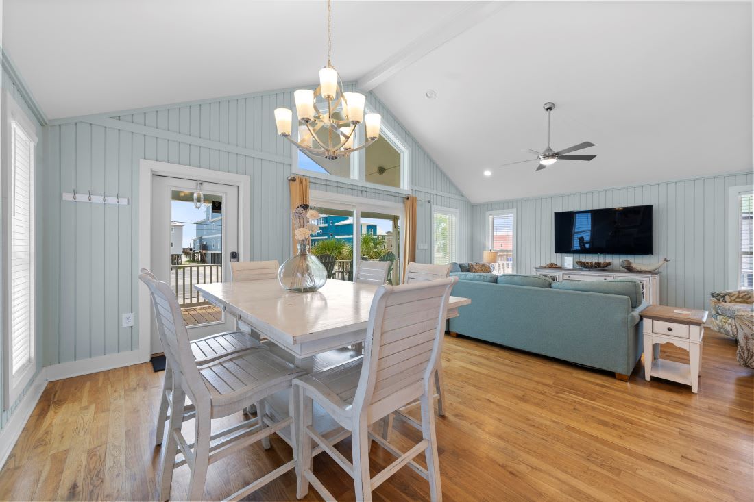 4 Shore Dining & Living Area