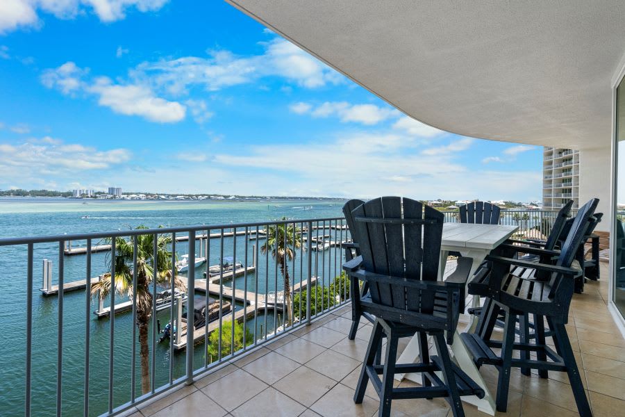 6 Caribe 305C Balcony