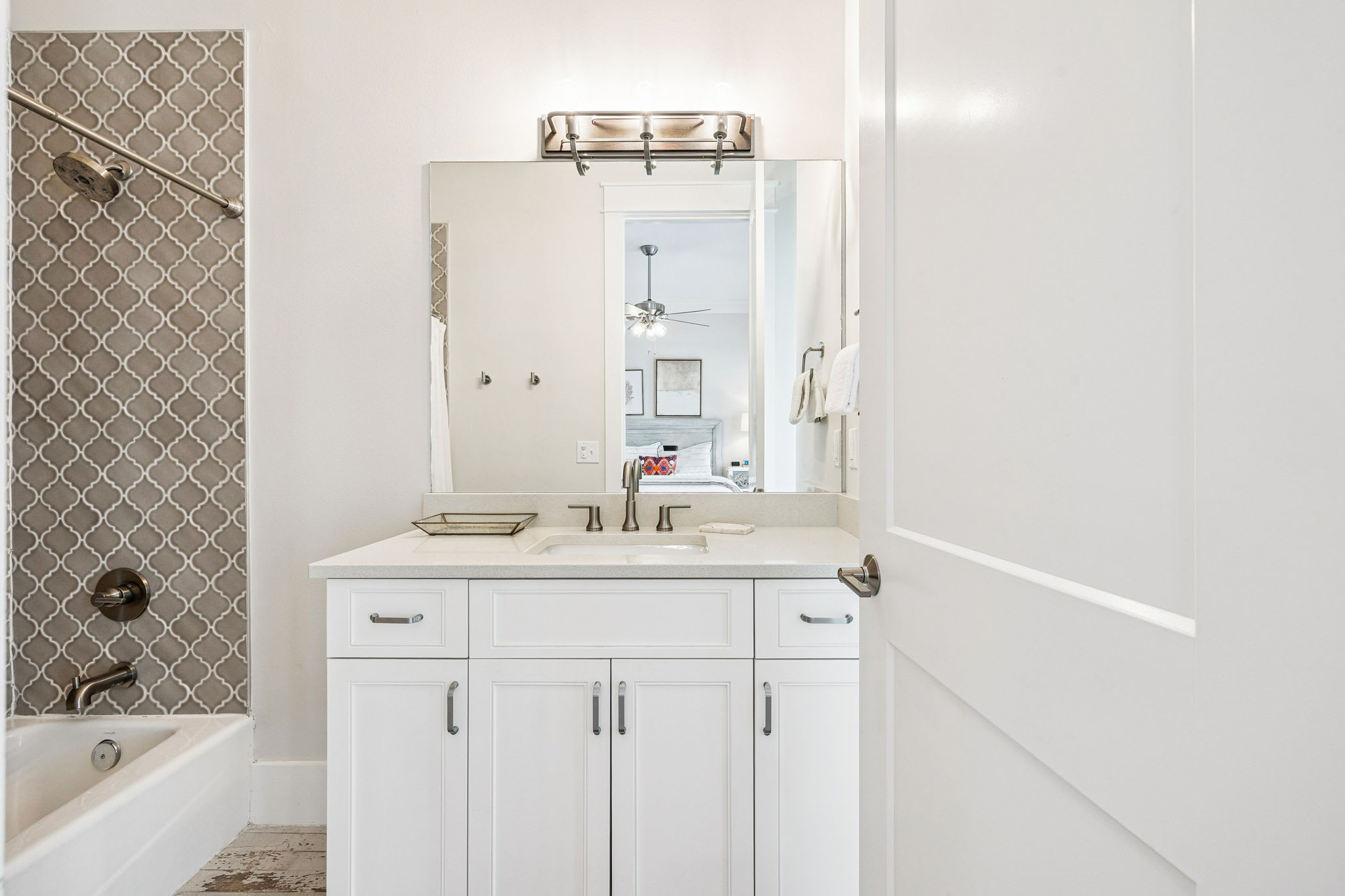 Queen Guest En-Suite - Single Vanity