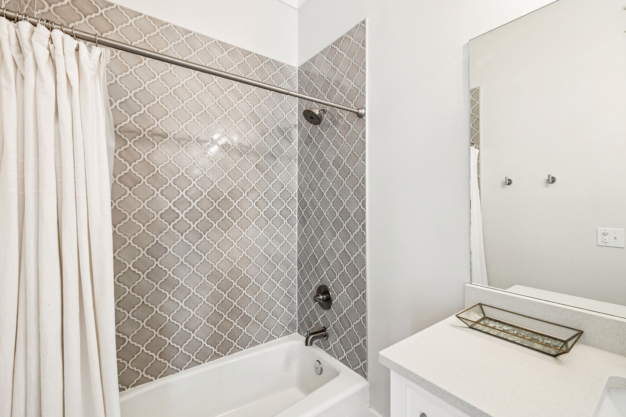Queen Guest Suite - Shower/Tub Combo