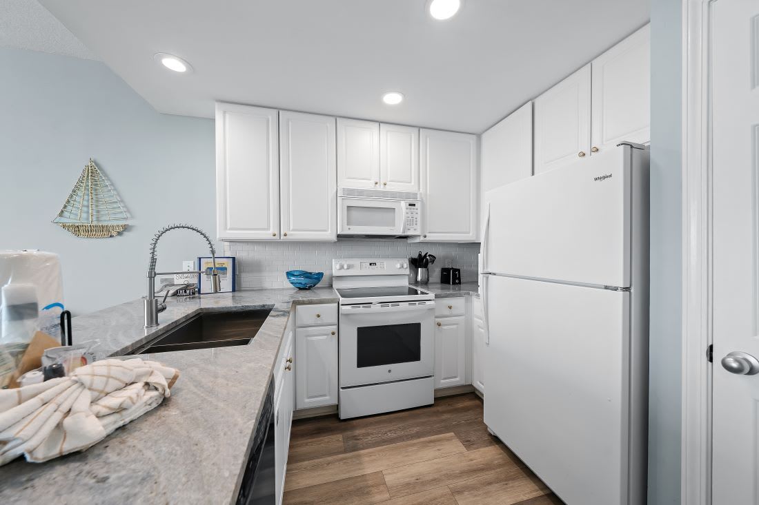 7 Lighthouse 1709 Kitchen