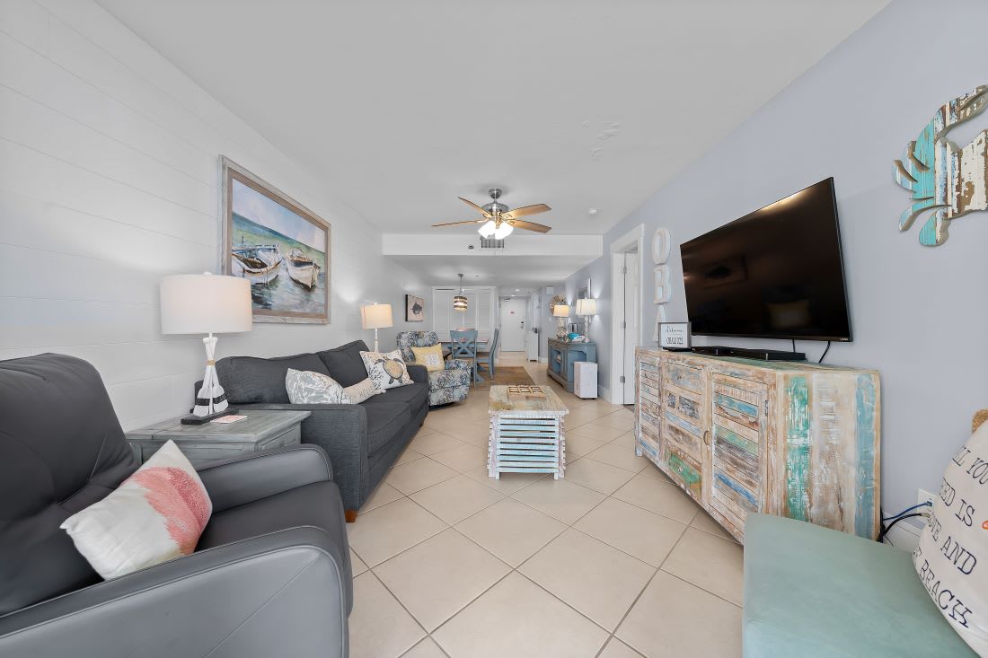 4 Phoenix I 1022 Living Room