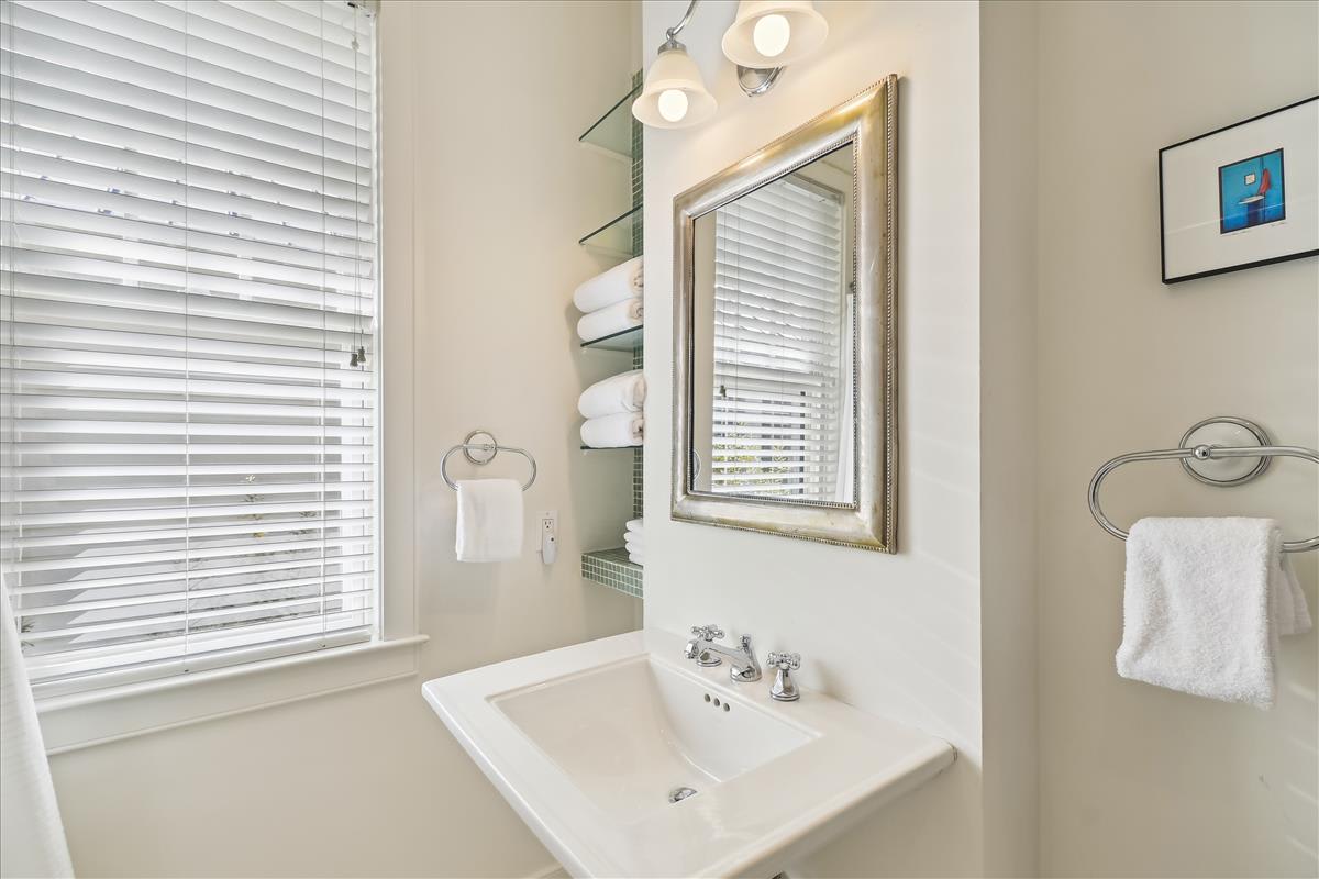 King Guest En-Suite - Single Vanity