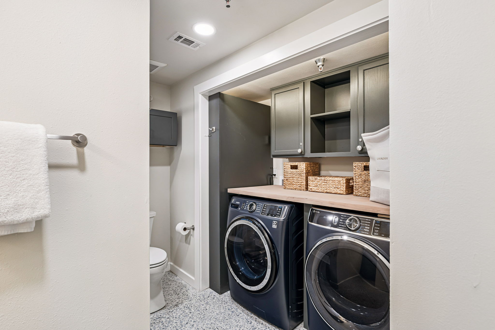 King Guest En-Suite - Hosts a Full Size Washer & Dryer!