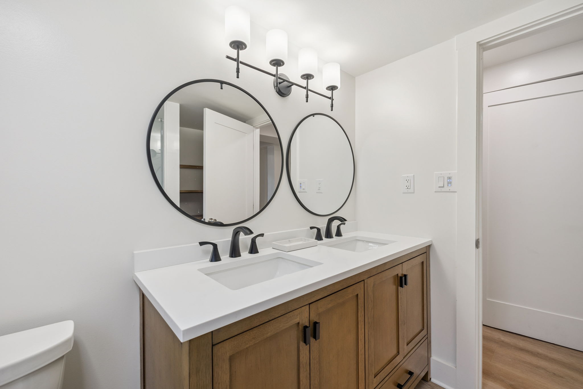 King Guest En-Suite - Dual Vanities