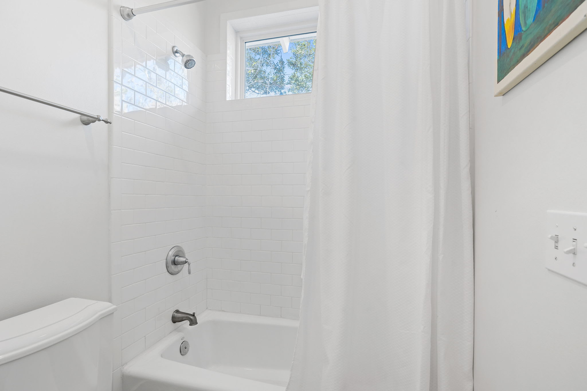 2nd Floor Jack and Jill Bathroom - Equipped with a Tub/Shower Combination