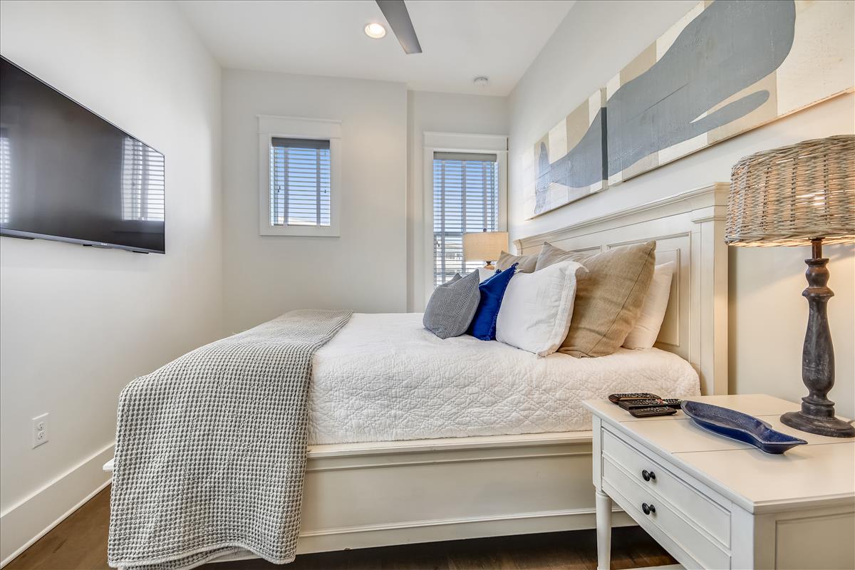 3rd Floor Guest Bedroom - King Size Bed