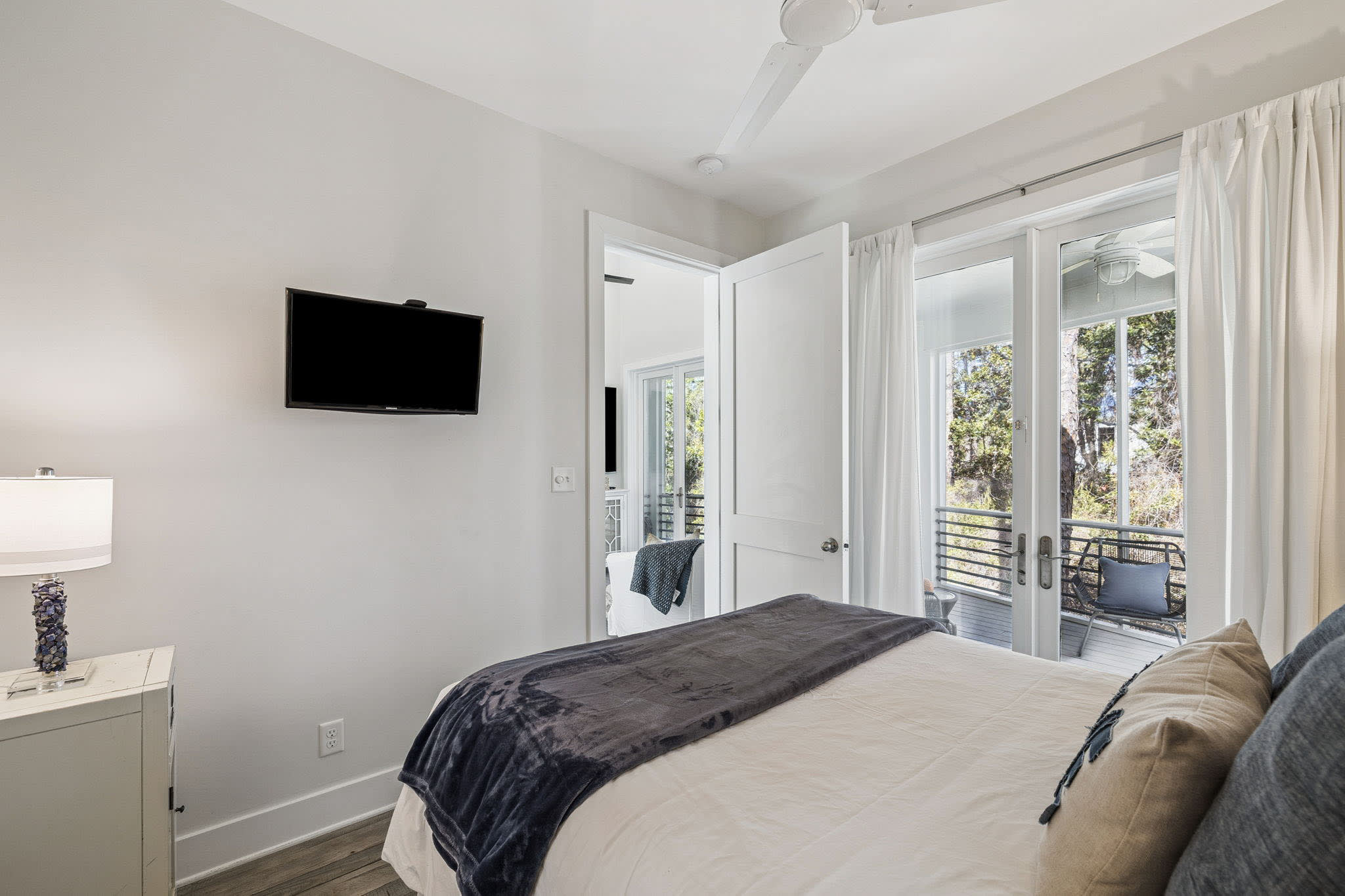 Queen Guest Suite - Balcony Access + Flat-Screen TV