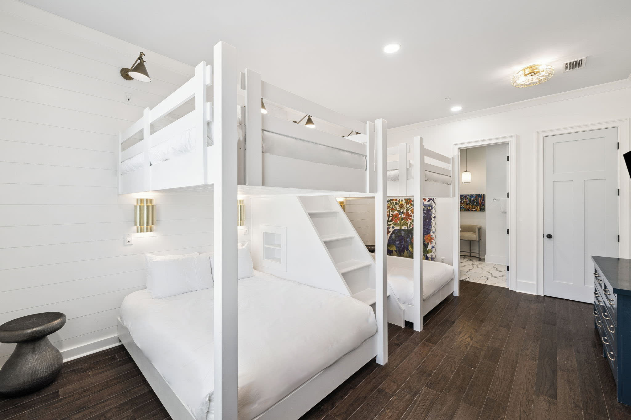 1st Floor Front Bunk Room - 2 Queen Bunks + Flat-Screen TV