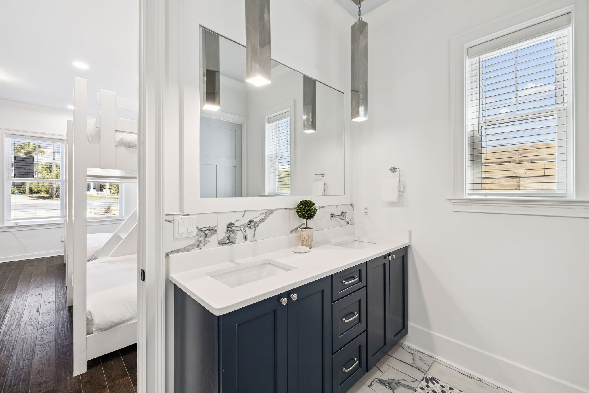 Bunk Room En-Suite - Dual Vanities