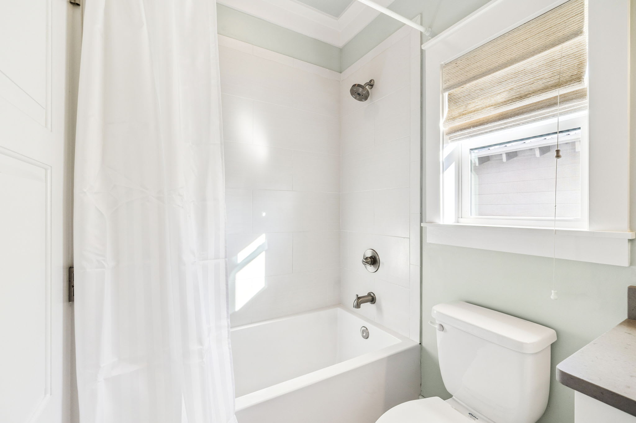 Queen Guest En-Suite - Shower/Tub Combo