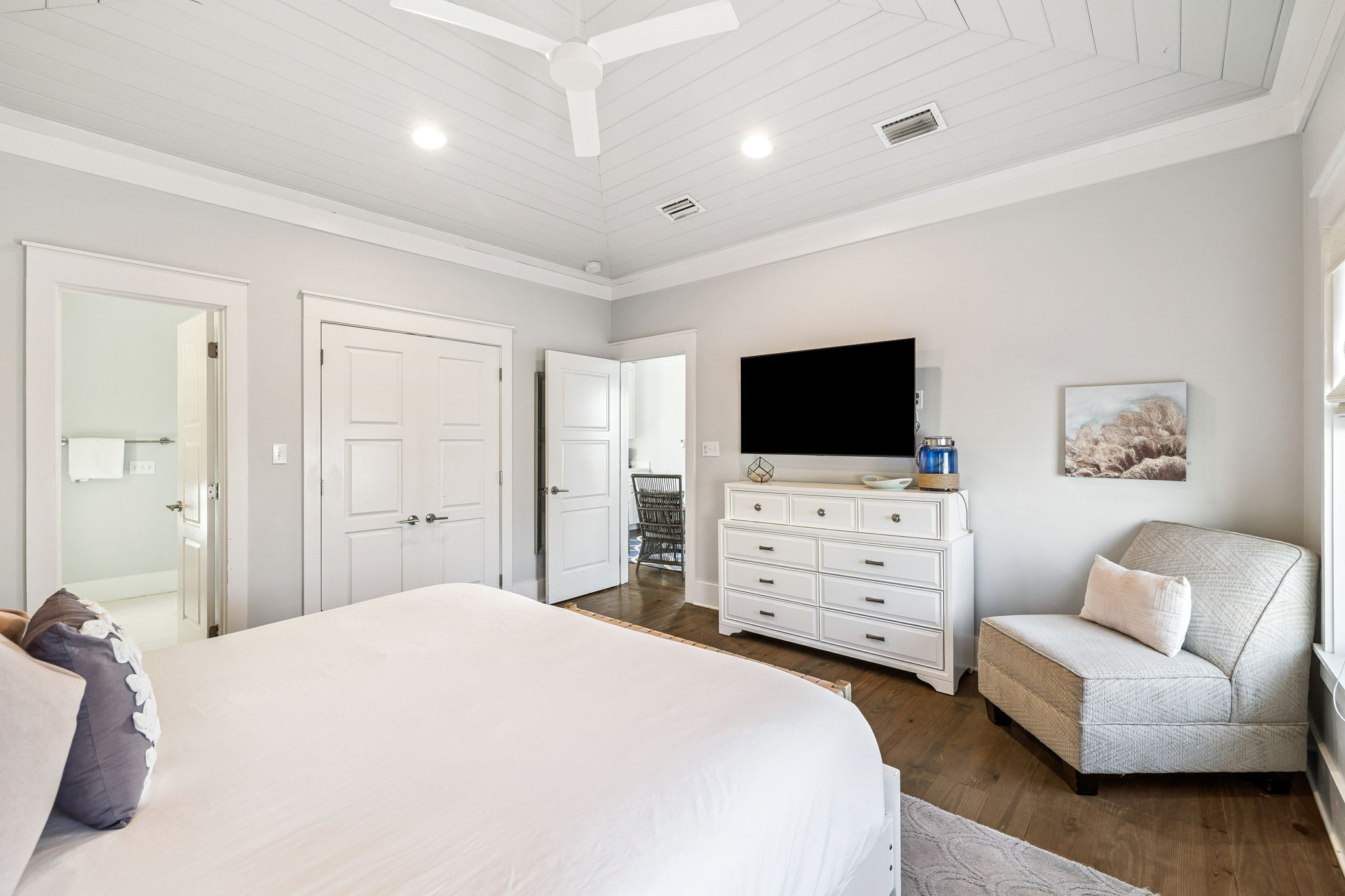 King Guest Suite - Equipped with a Flat-Screen TV