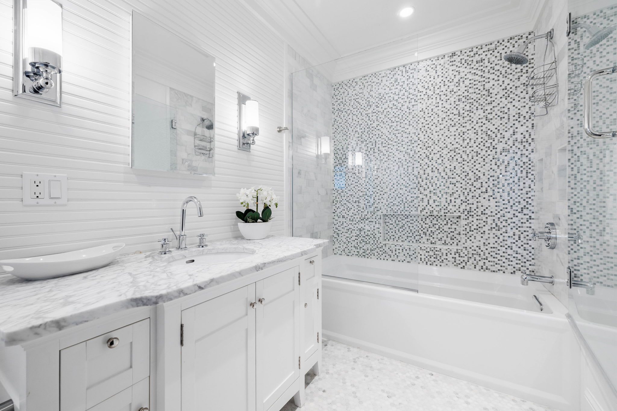 2nd Floor Guest En Suite - Equipped with a Glass Enclosed Tub-Shower Combo