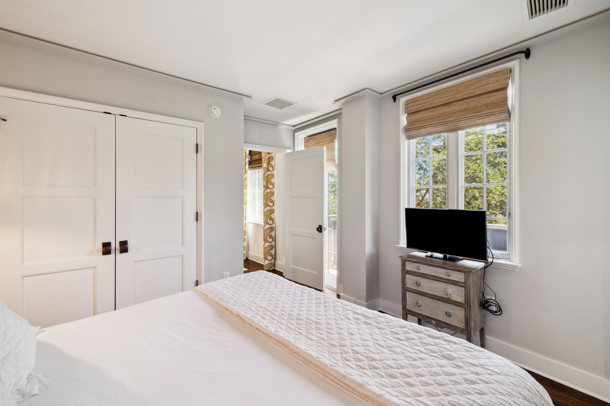 King Guest Suite - Private Balcony Access & Flat-Screen TV