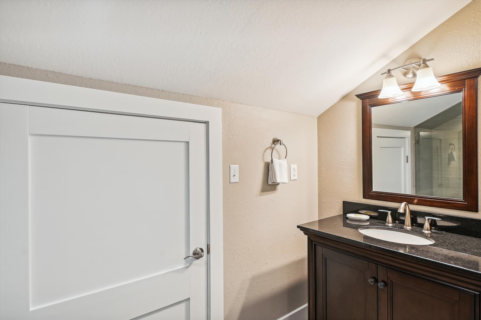 Primary King En-Suite - Single Vanity