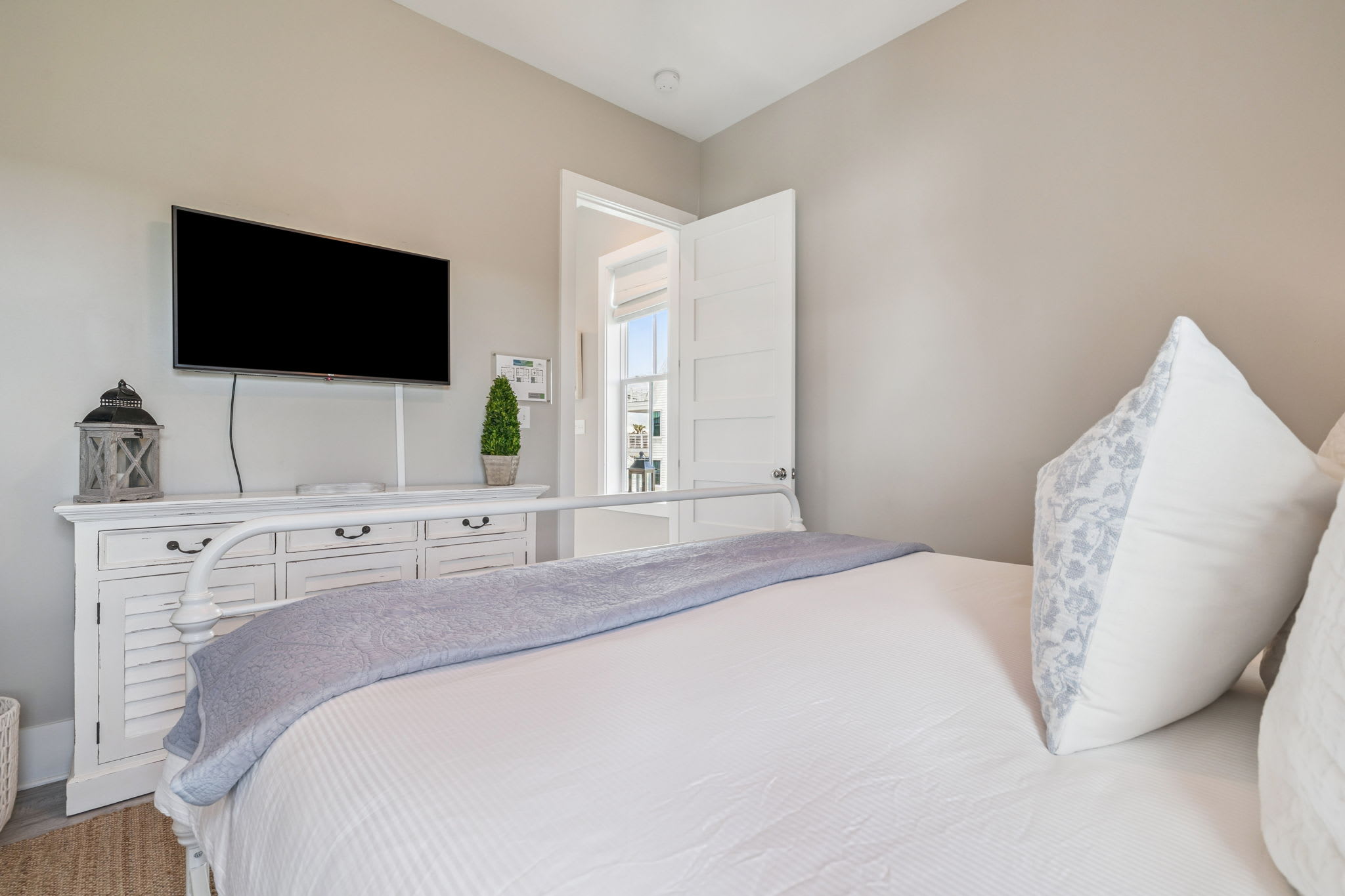 King Guest Suite - Equipped with a Flat-Screen TV