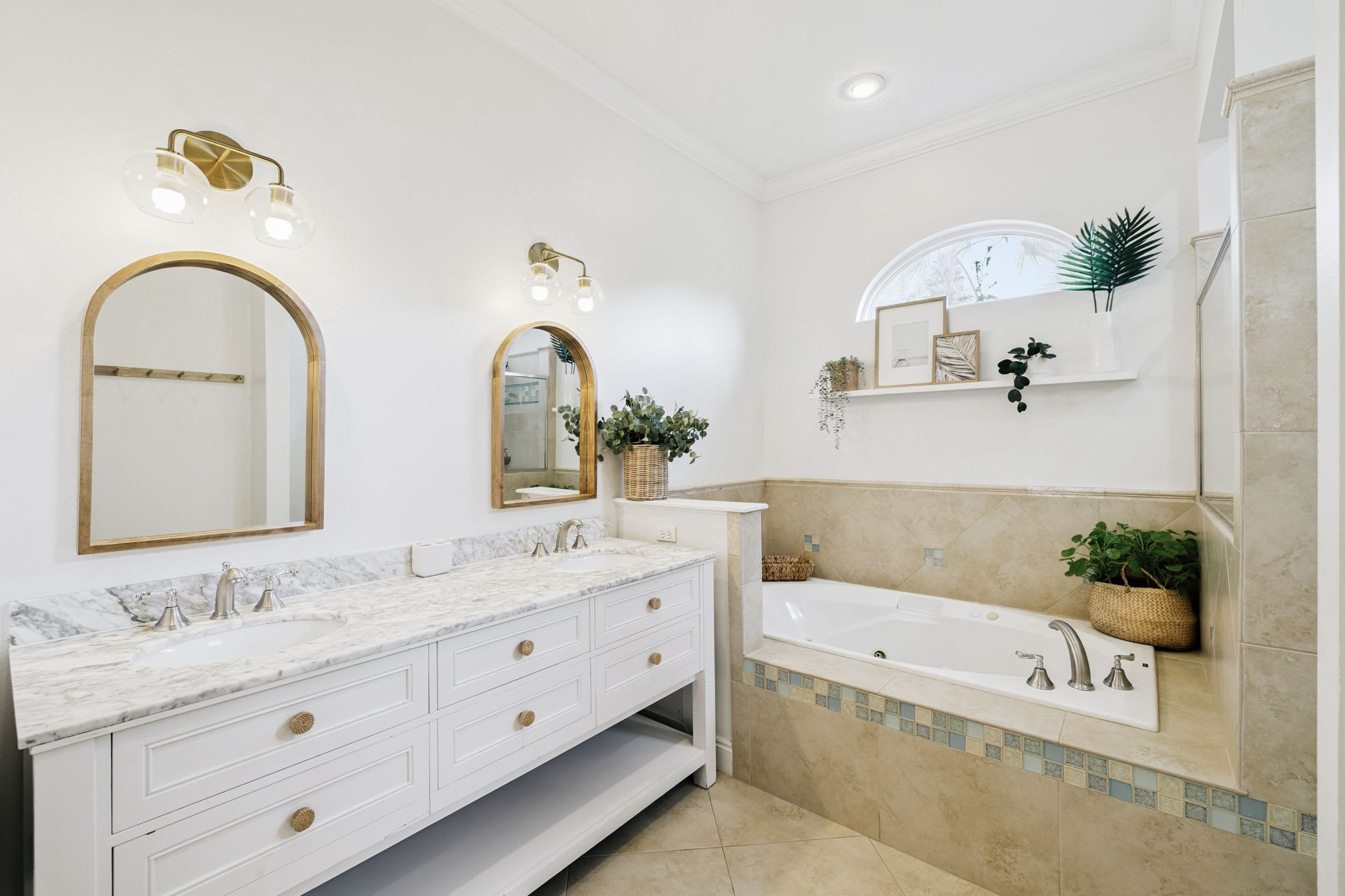 Primary King En-Suite - Dual Vanities + Soaking Tub