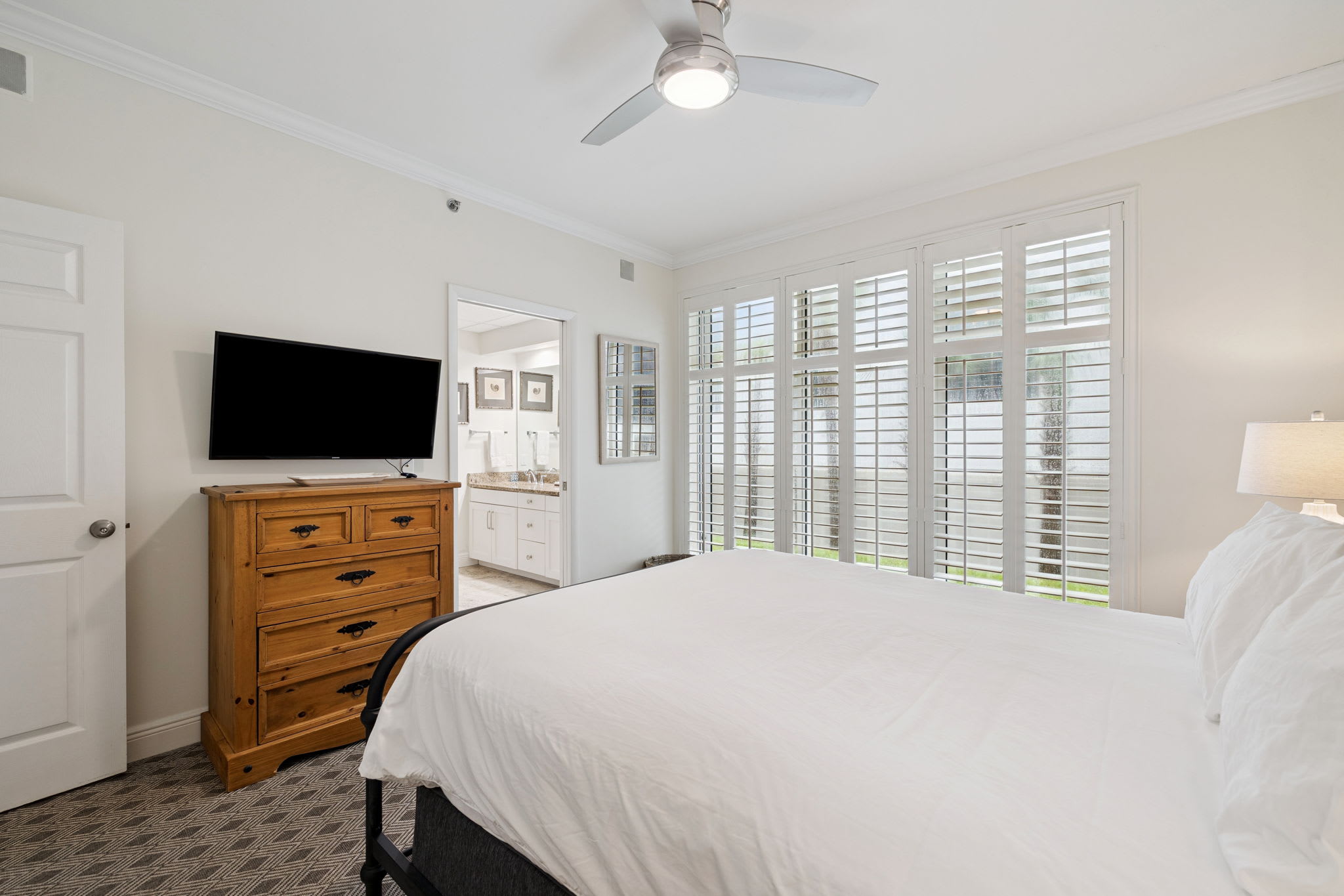 Queen Guest Suite - Equipped with a Flat-Screen TV