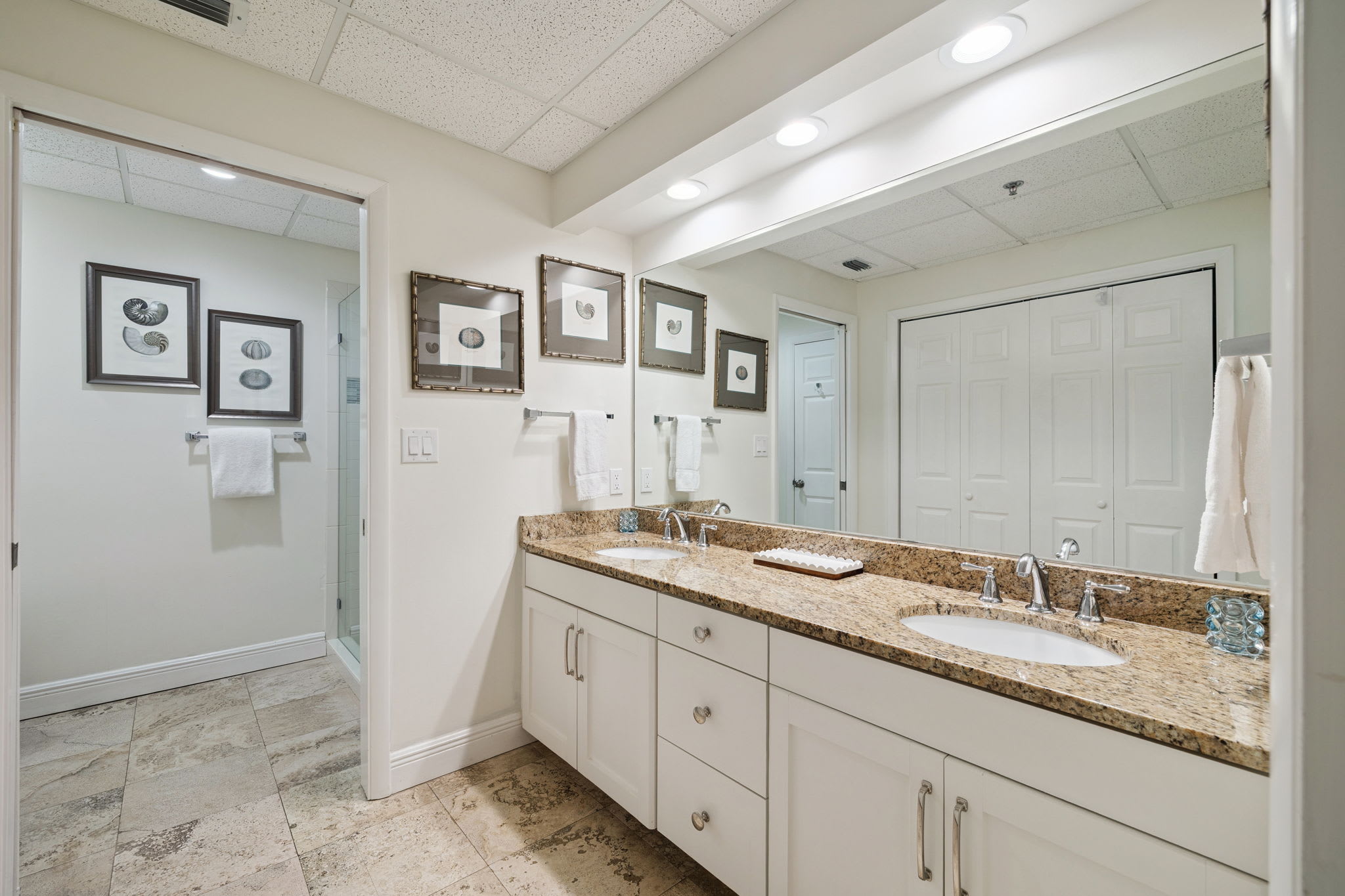 Queen Guest En-Suite - Dual Vanities