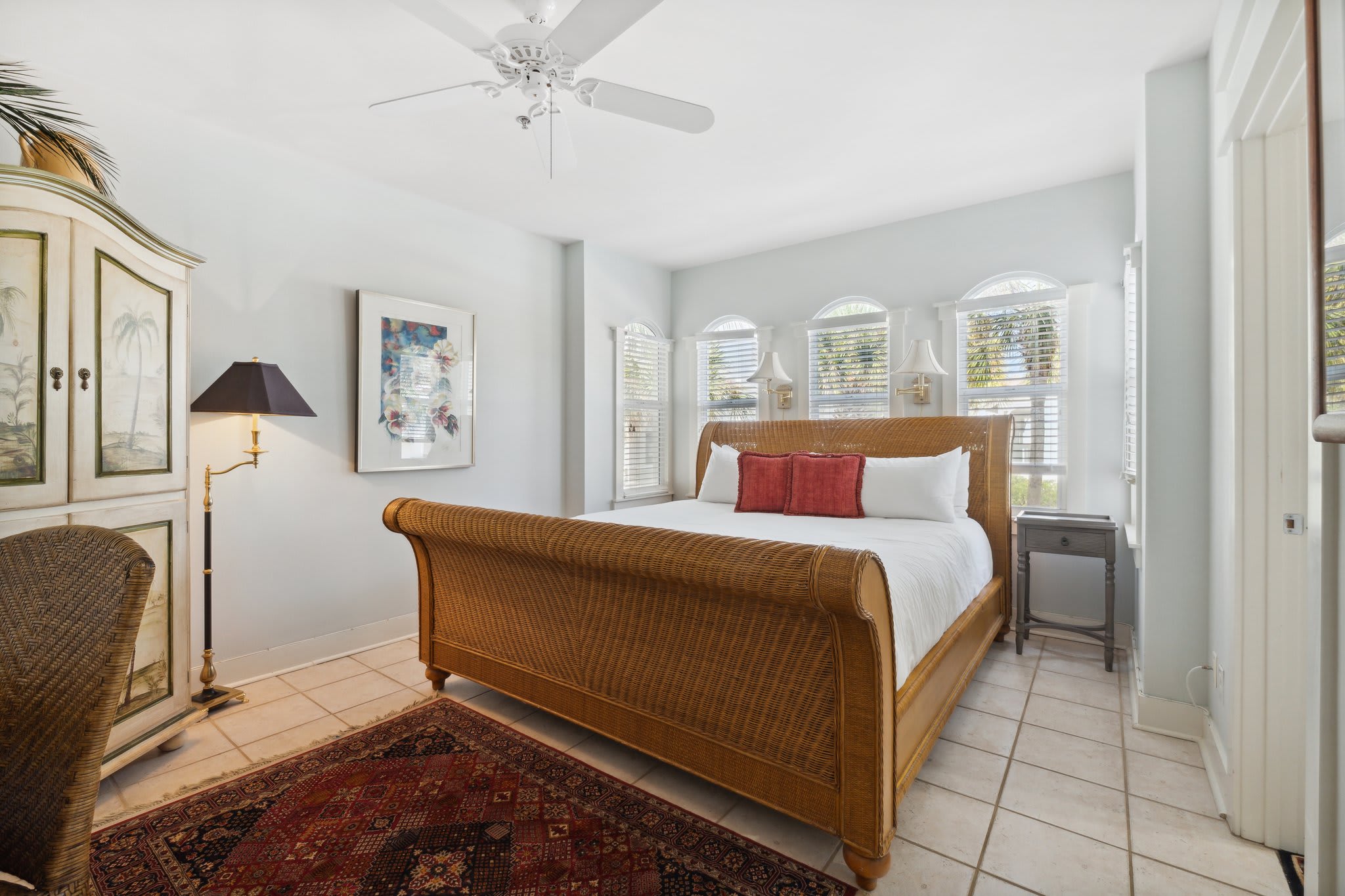 Primary Guest Suite - King Size Bed