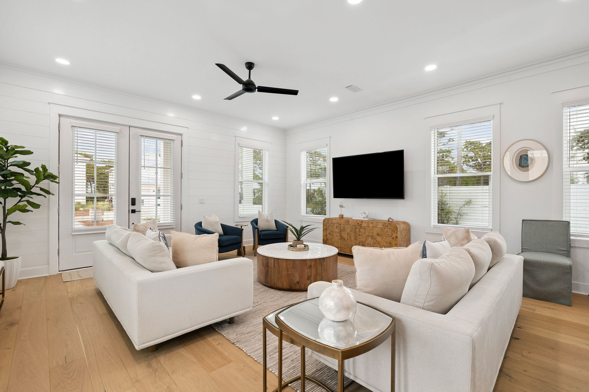 Spacious Living Area with Ample Seating