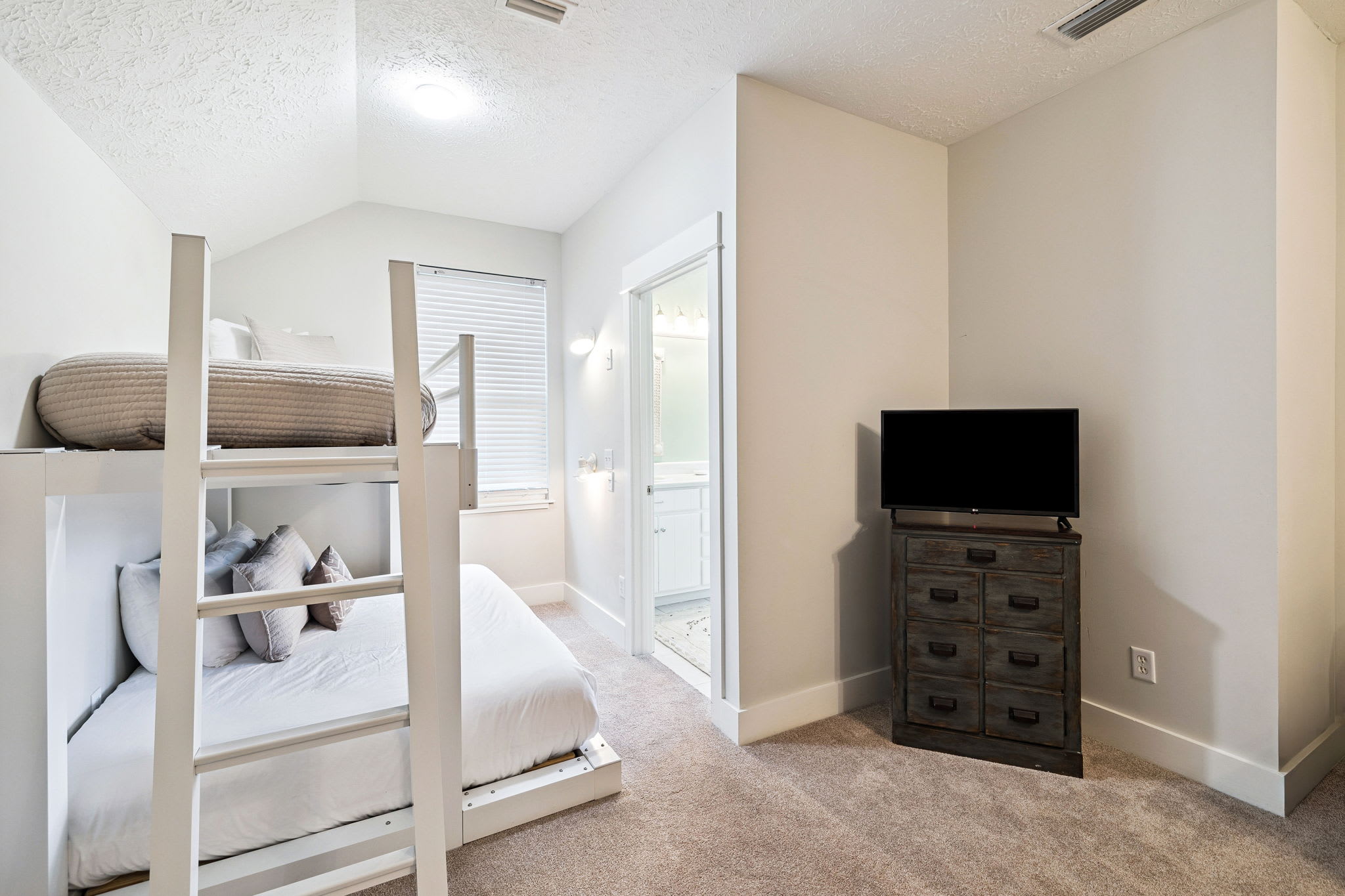 Bunk Room - Twin over Queen + King over King Bunks & Flat-Screen TV