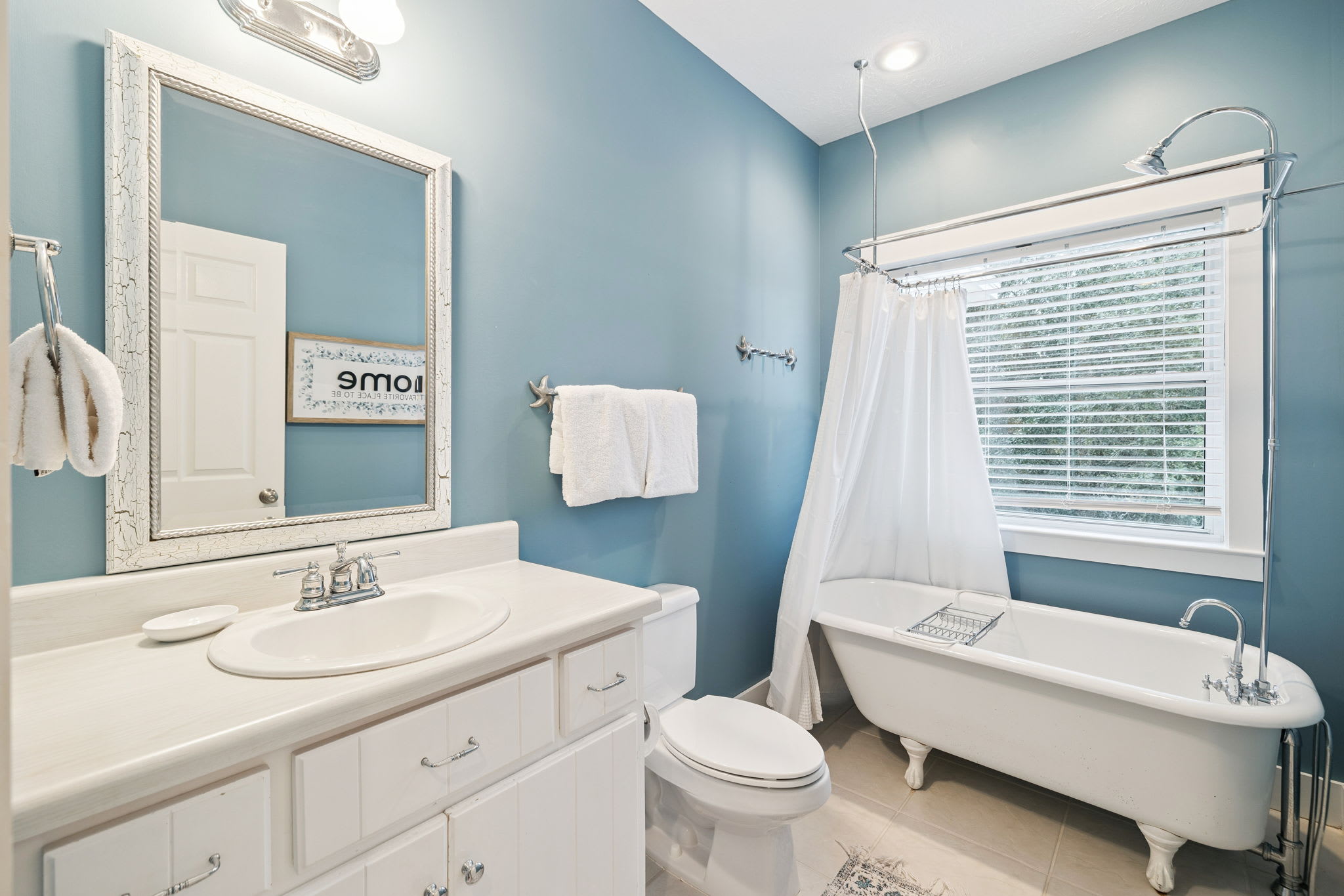 King Guest En-Suite - Single Vanity + Clawfoot Tub & Shower