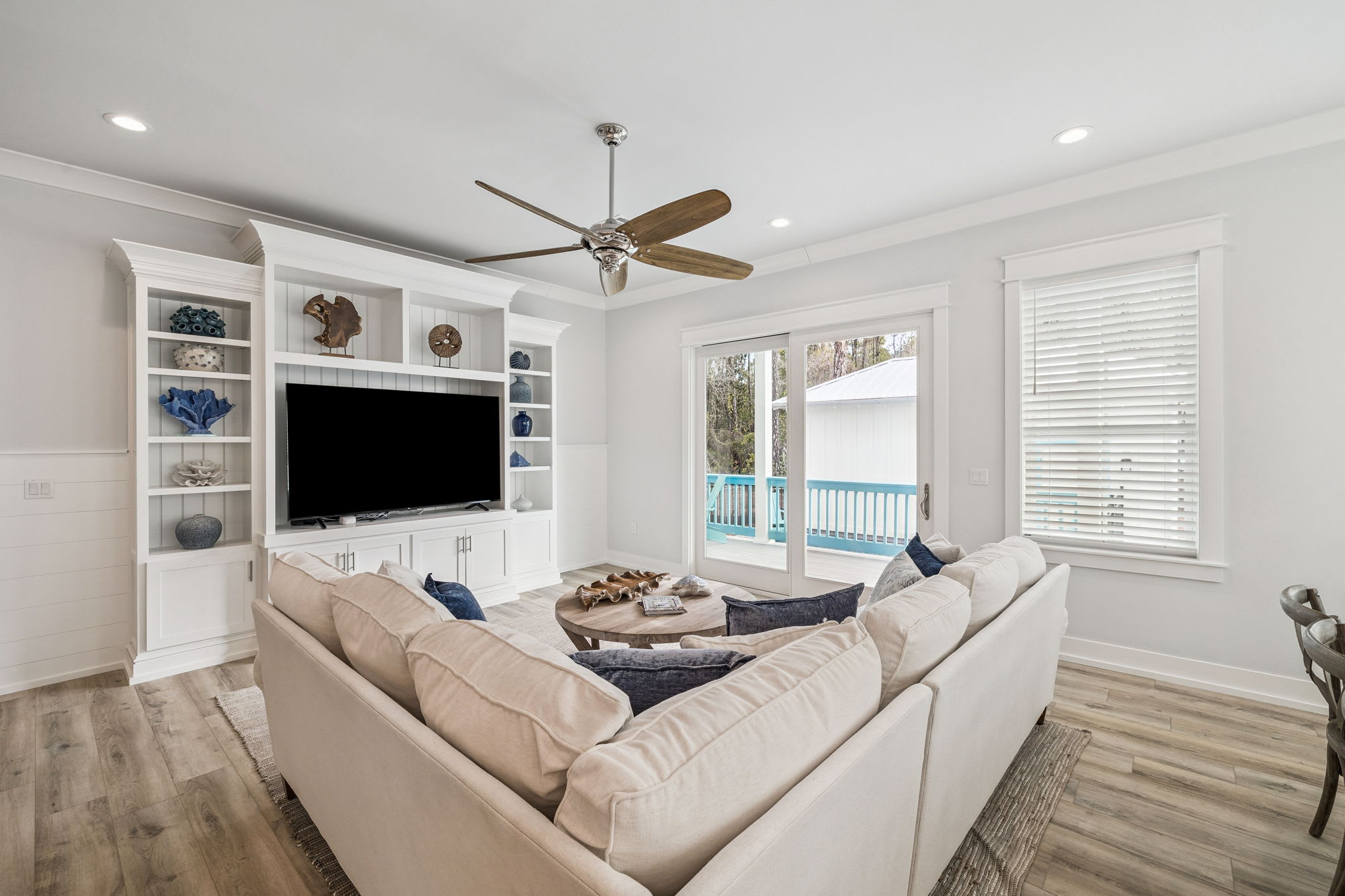 Cozy Sectional Sofa & Flat-Screen TV - Perfect for Movie Nights