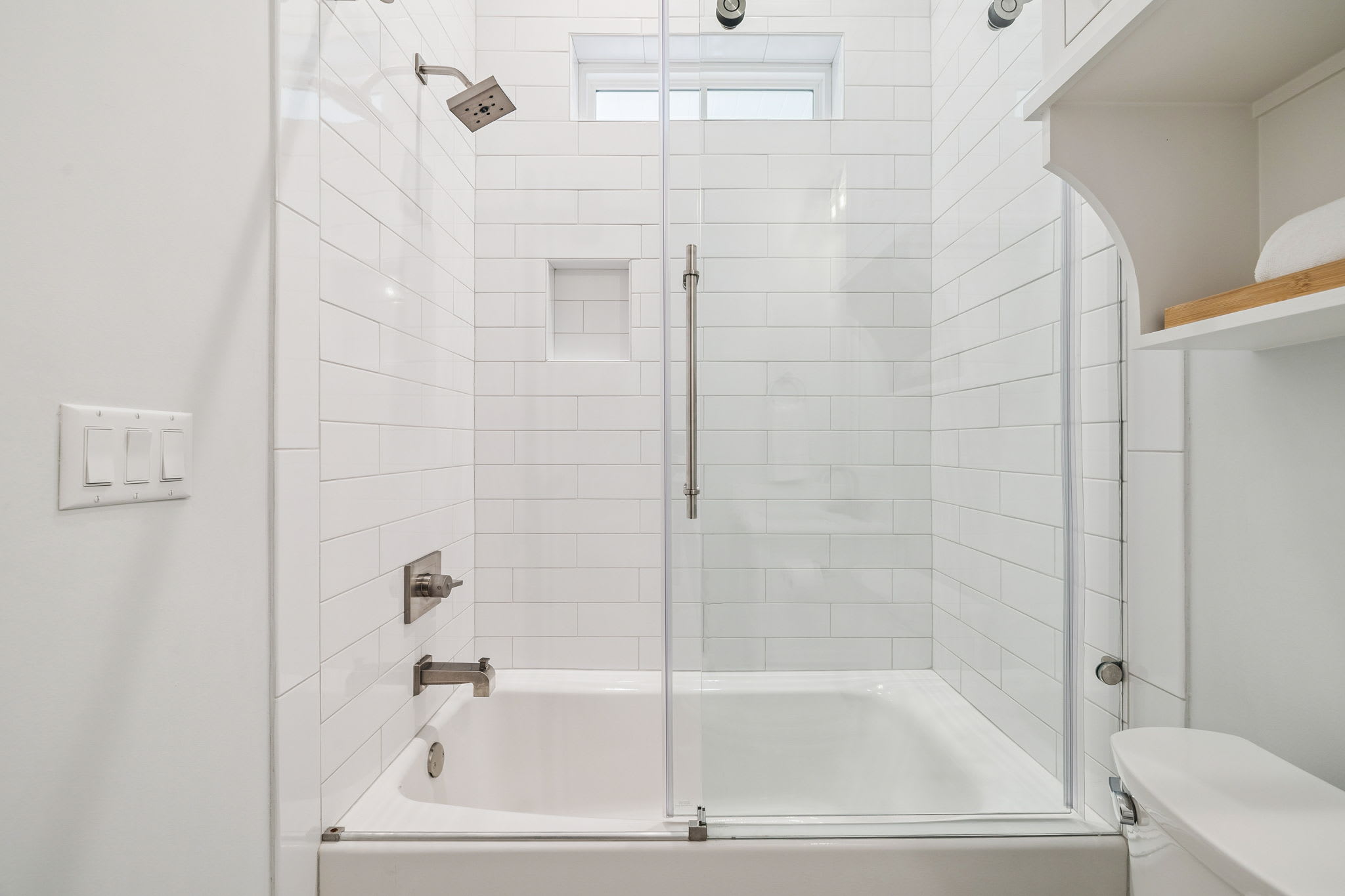 King Guest En-Suite - Shower/Tub Combo