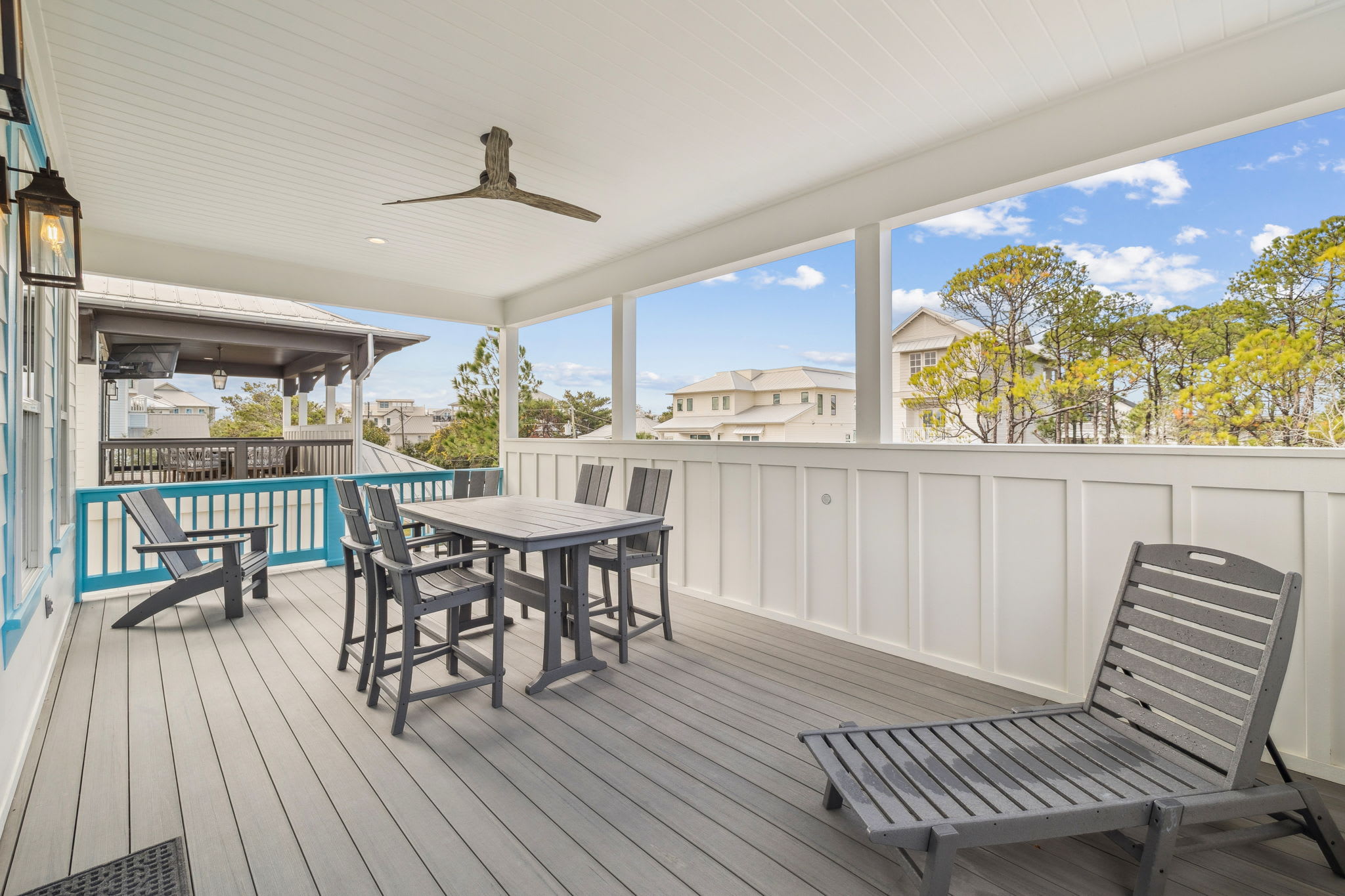 Spacious 3rd Floor Balcony - Enjoy Al Fresco Dining for 4