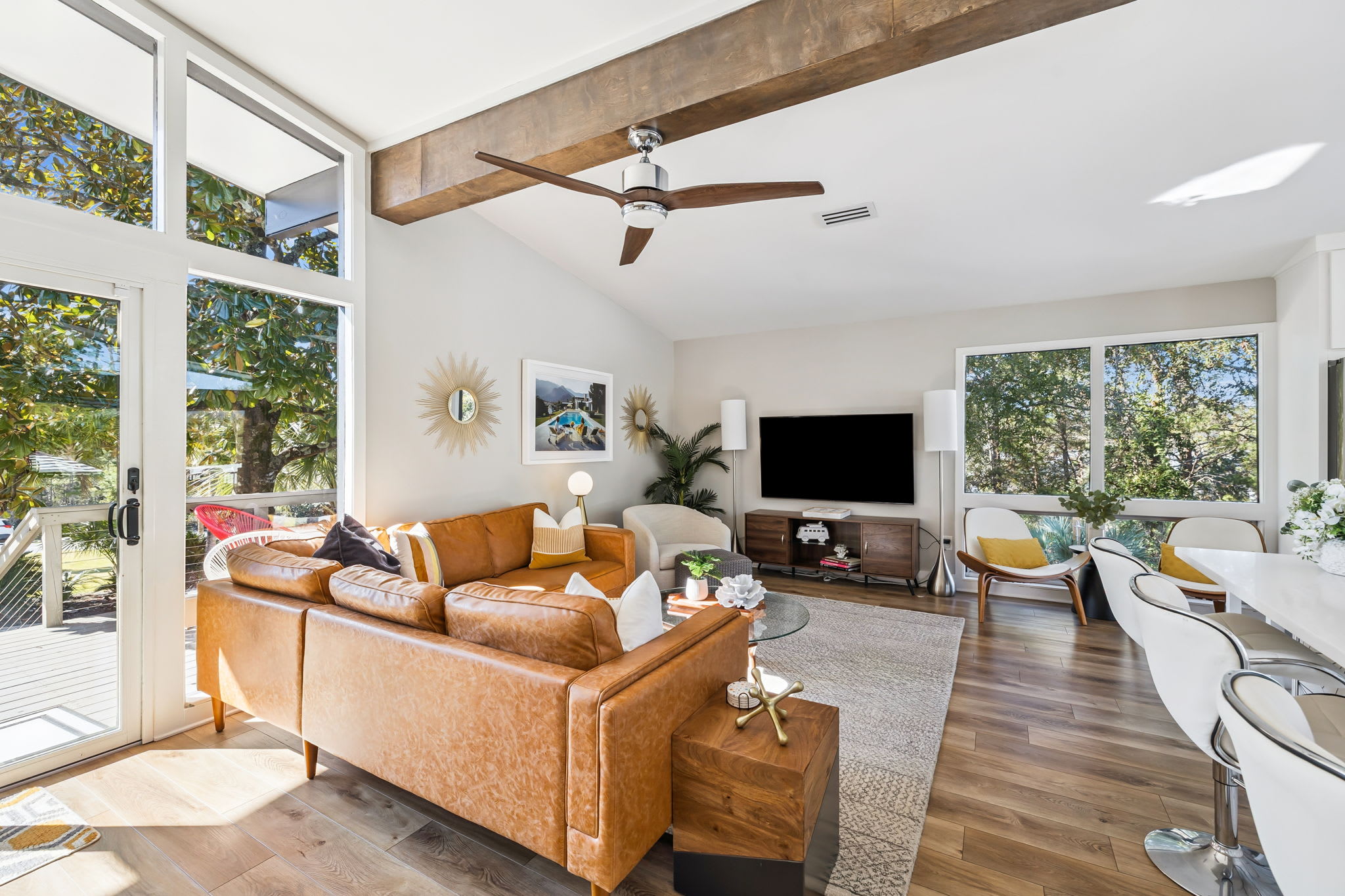 Spacious Living Area with Ample Seating - Perfect for Entertaining