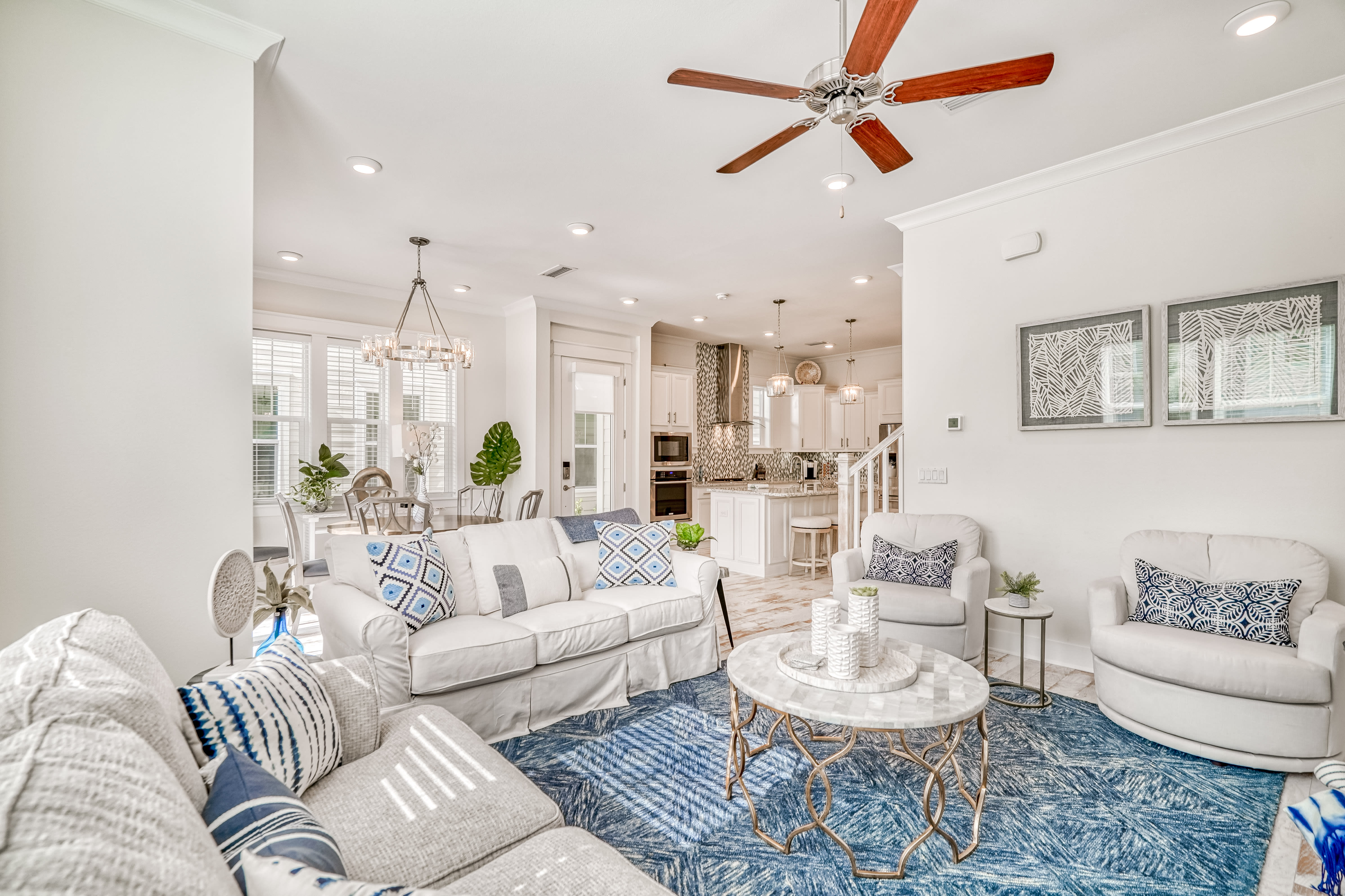 Cozy Living Area with Ample Seating - Gather with Friends & Family