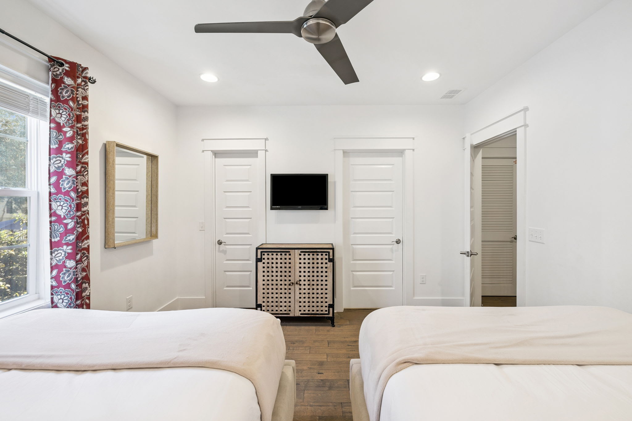 Queen Guest Suite - Equipped with a Flat-Screen TV