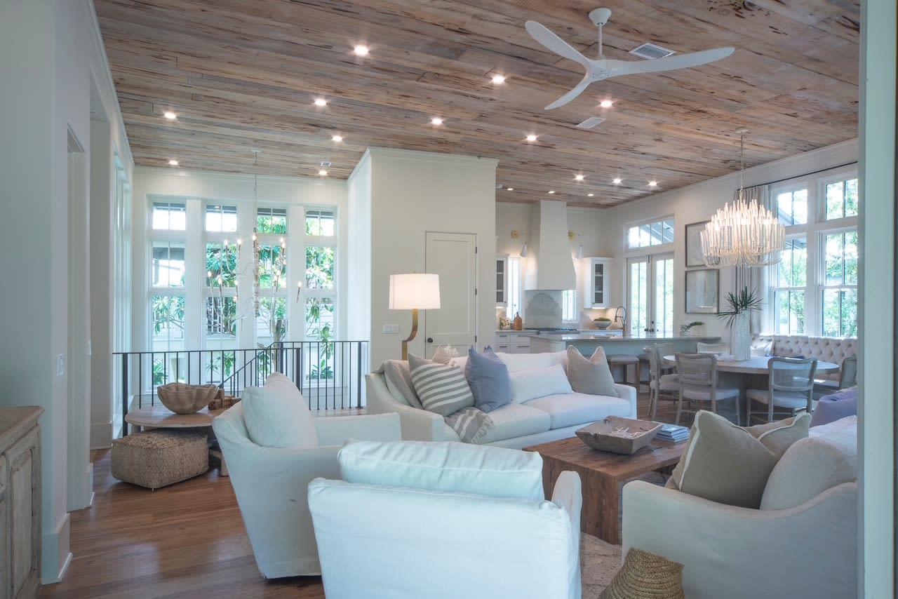 Expansive Living Area with Ample Seating