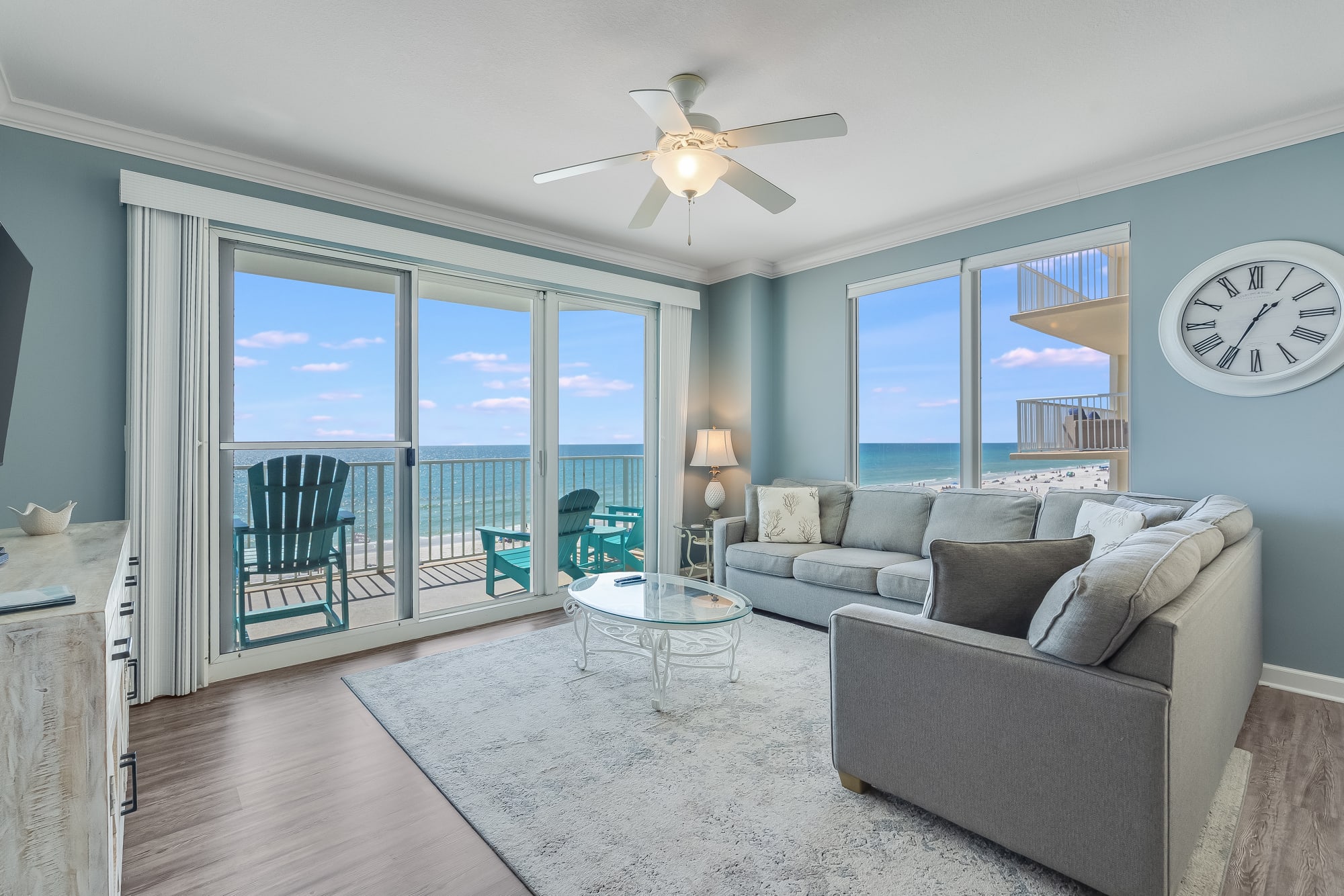 Spacious Oceanfront Lounge