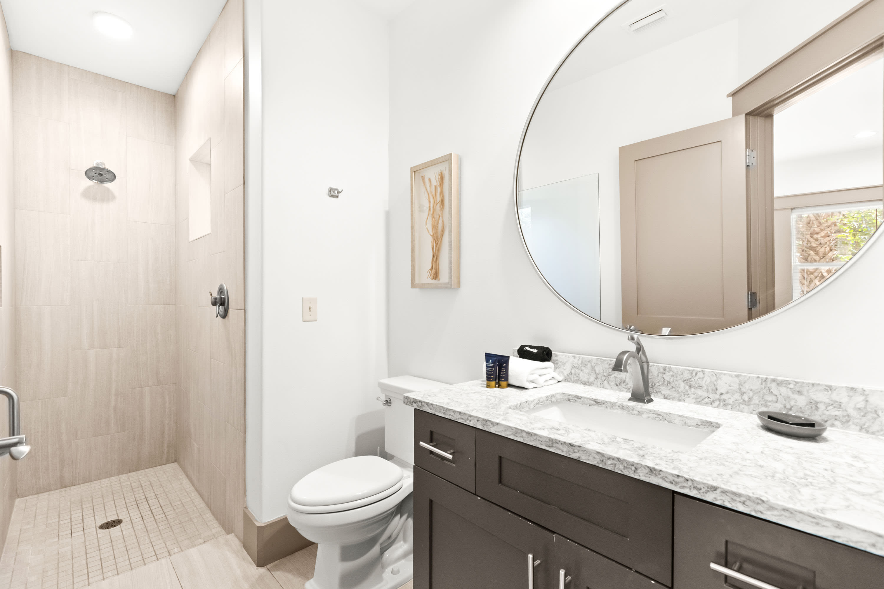 1st Floor King Suite 1 ensuite bath