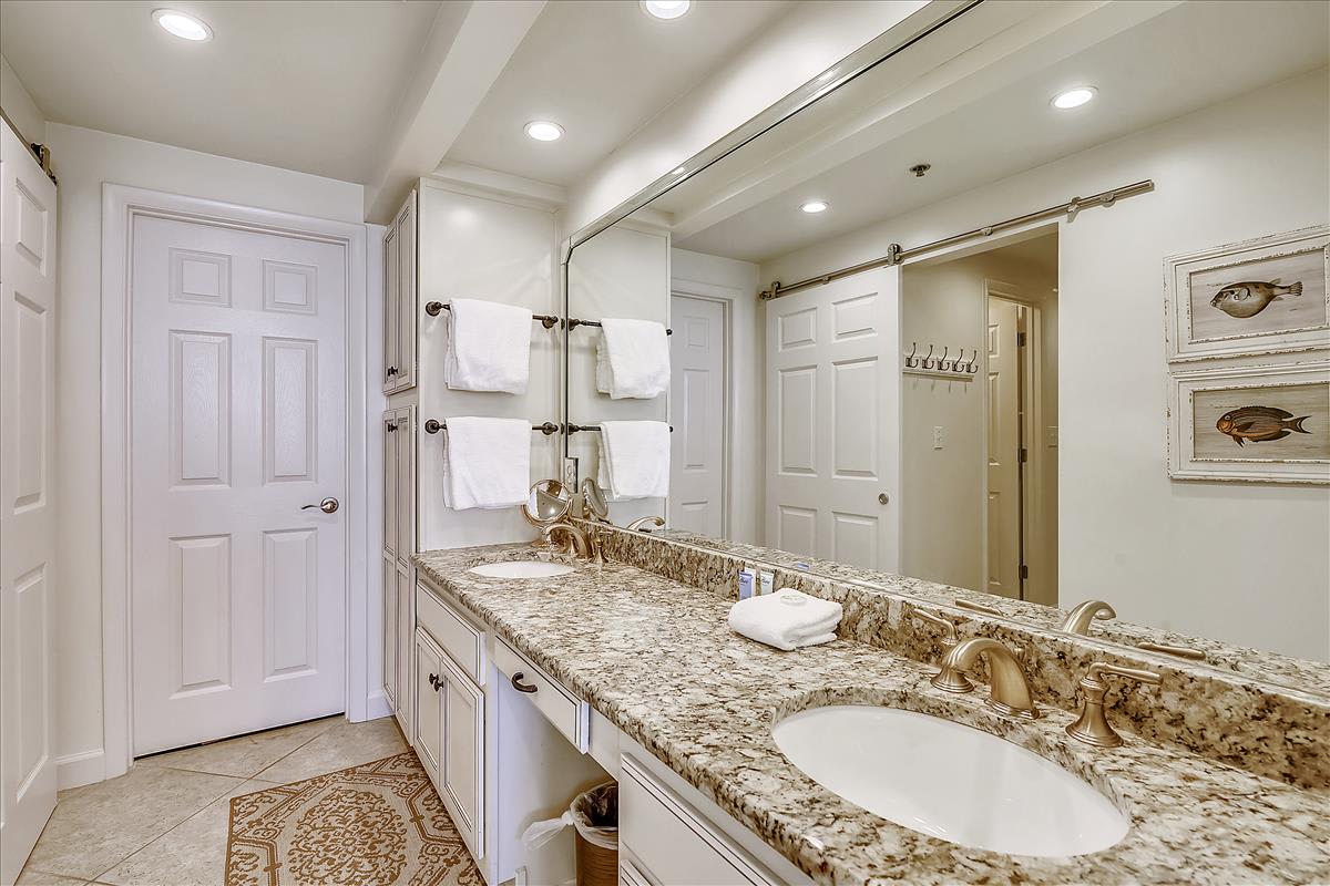 Primary King En-Suite - Dual Vanities