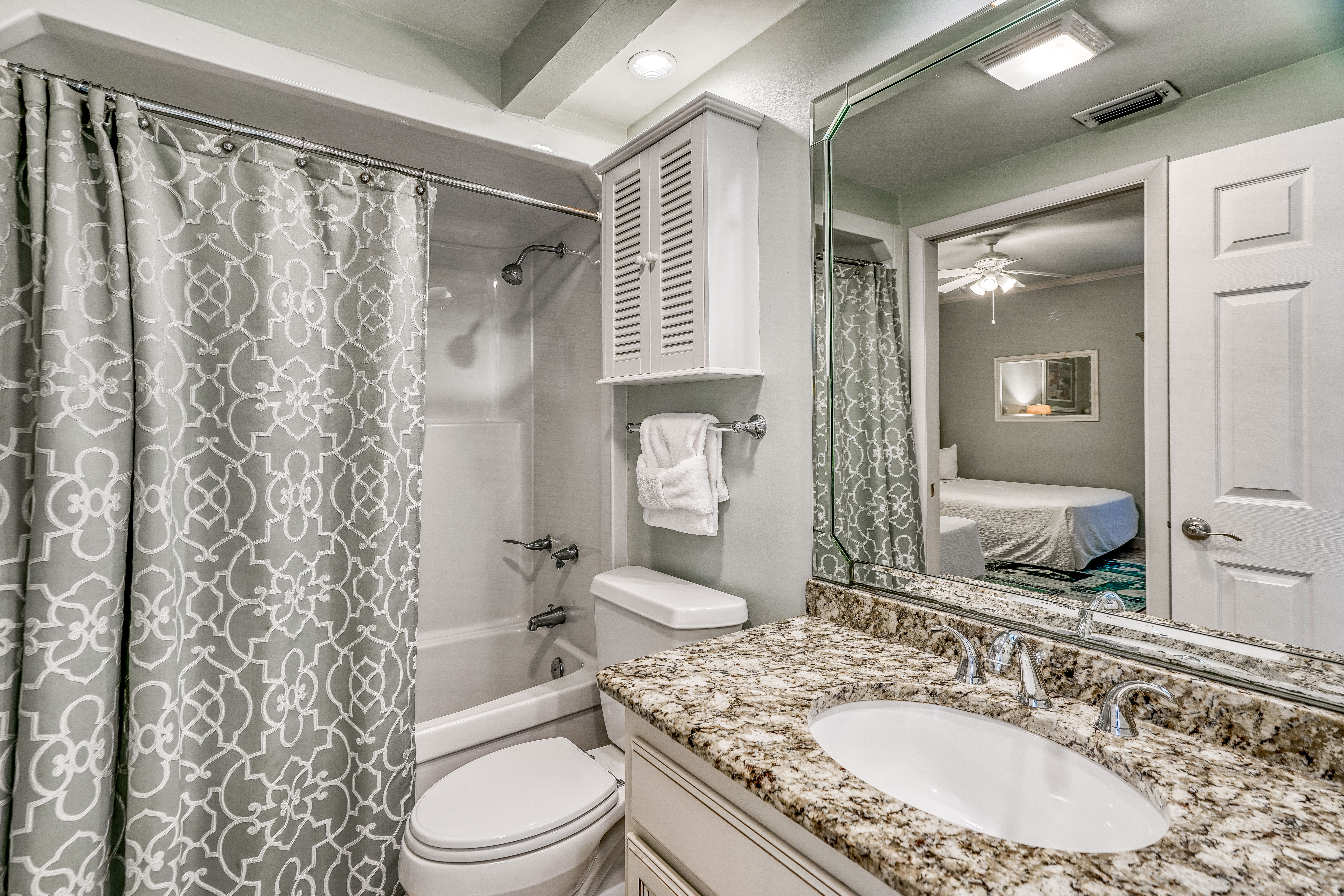 Queen Guest En-Suite - Single Vanity & Shower/Tub Combo