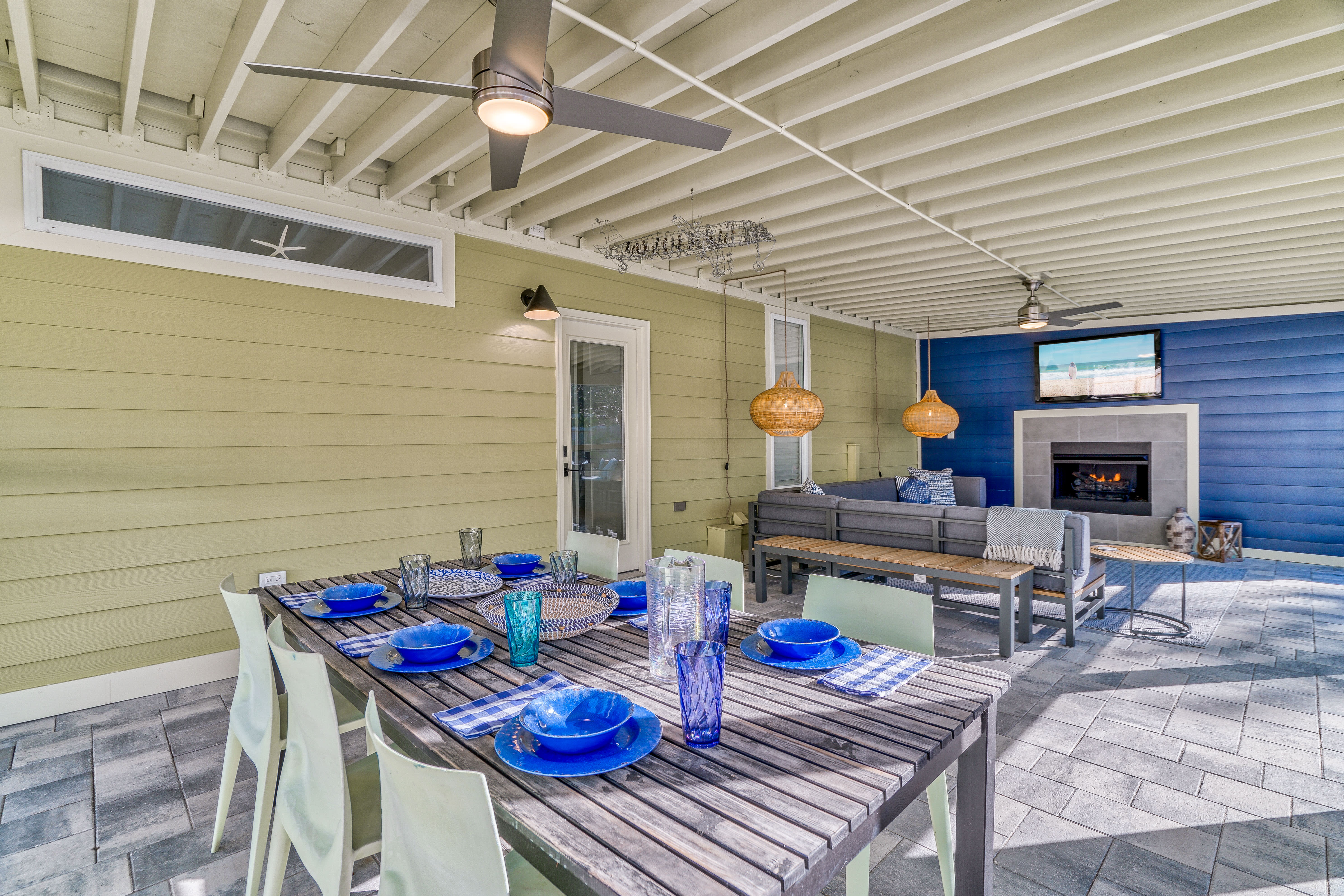 Screened-in Patio - Alternate View