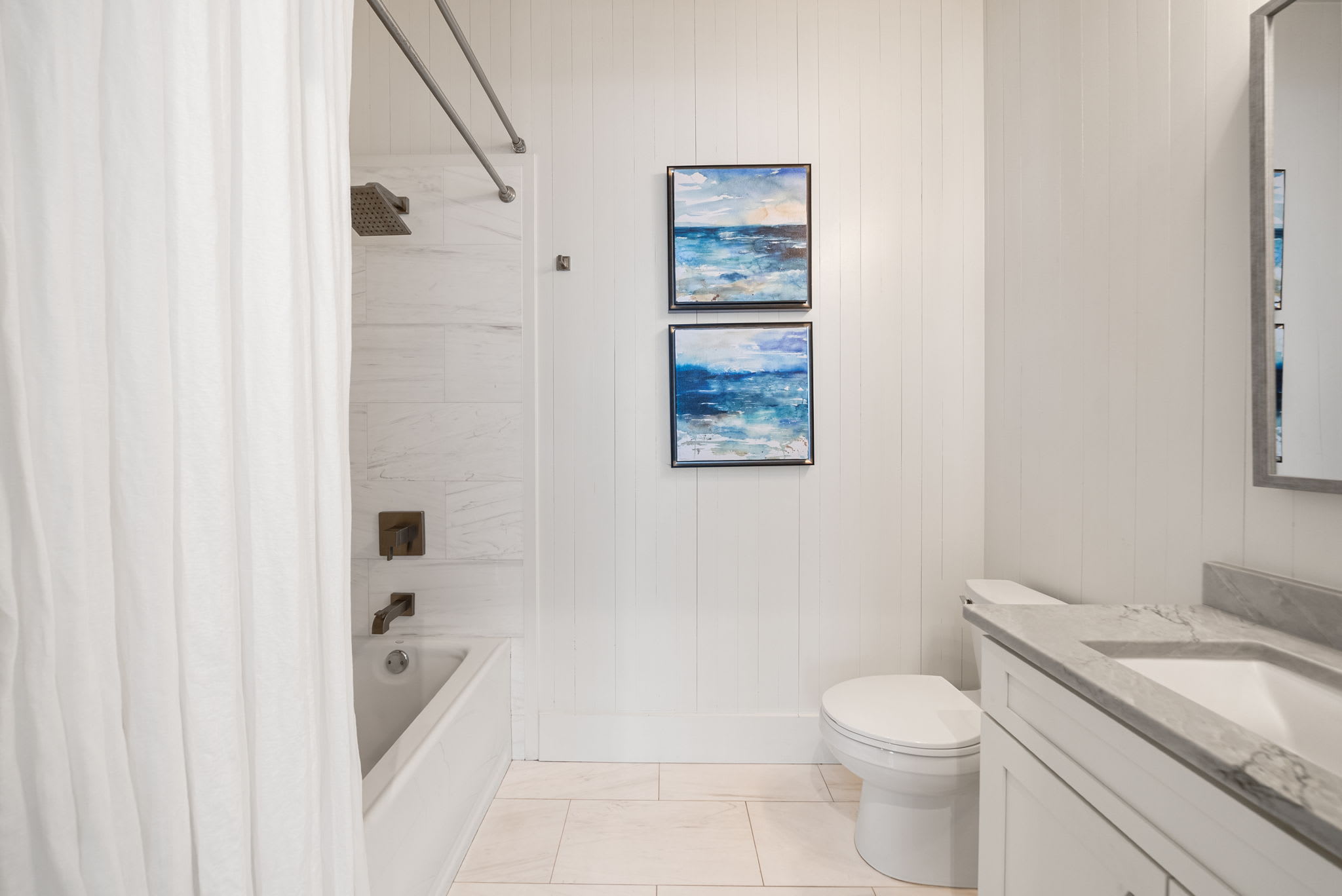 King Guest En-Suite - Shower/Tub Combo