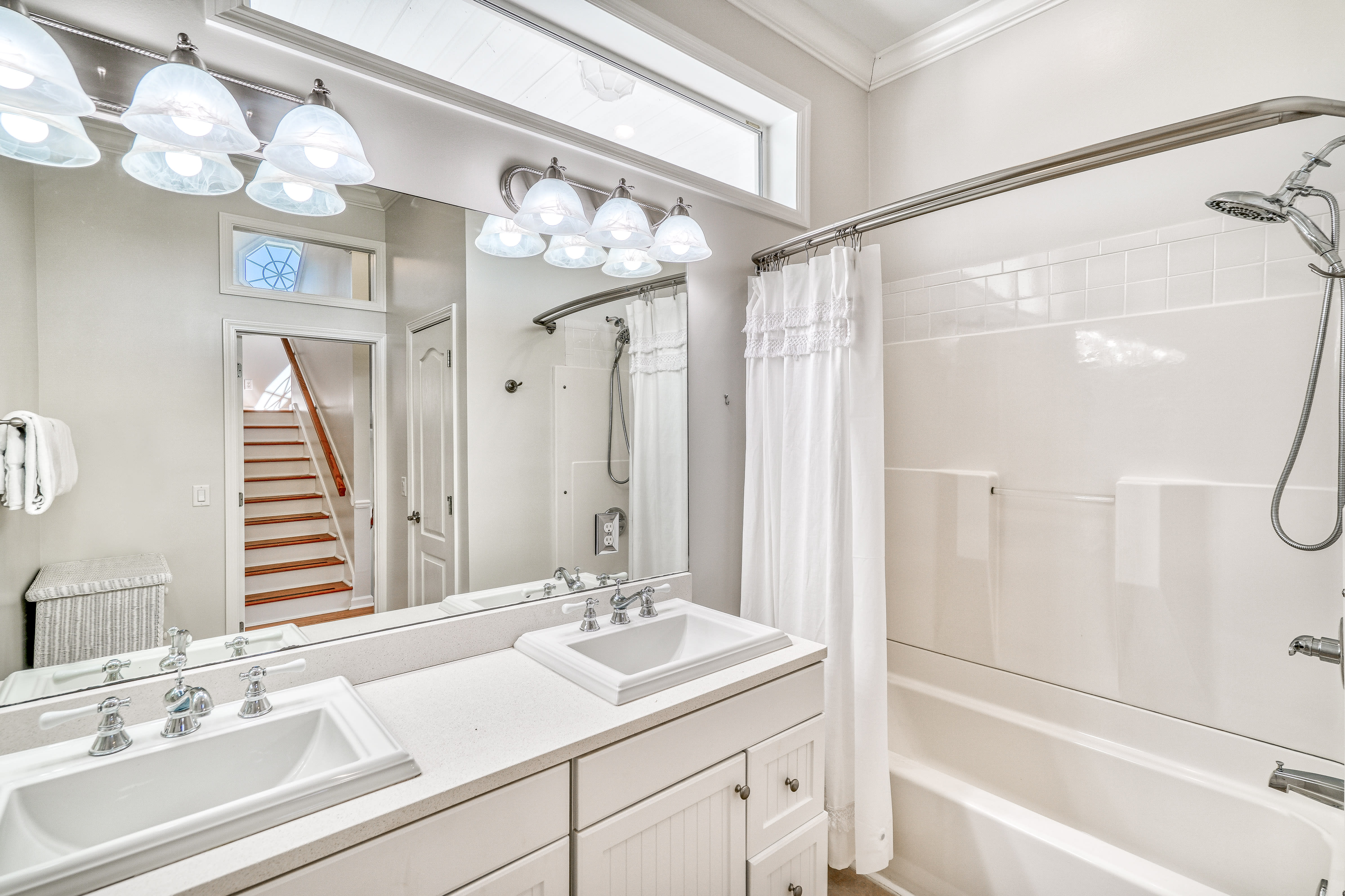 2nd Floor - Shared Guest Bathroom