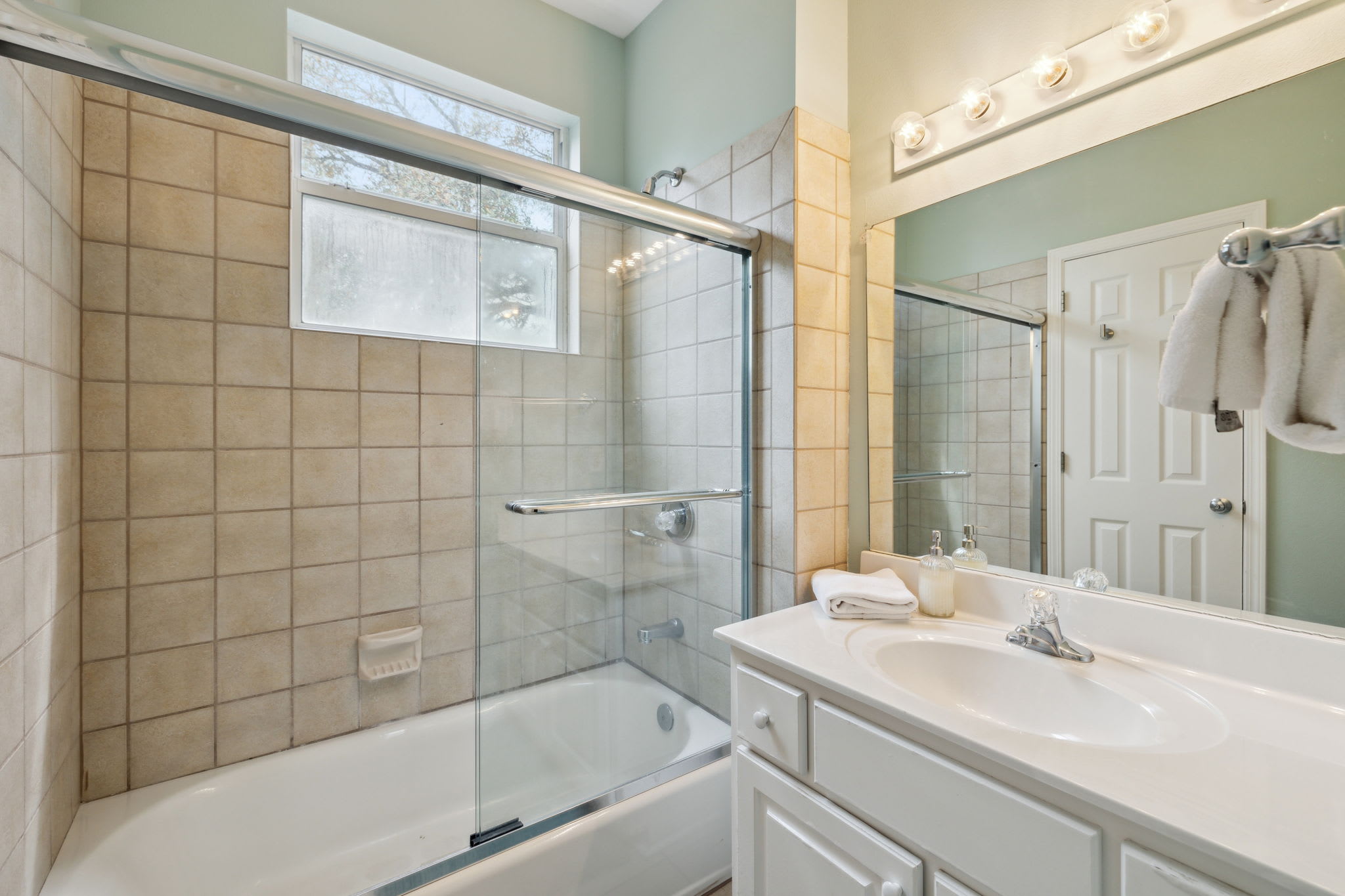 2nd Floor Queen Guest En-Suite - Shower/Tub Combo