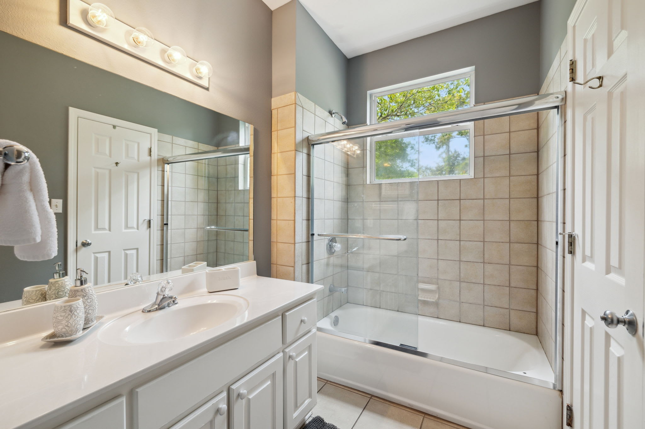 2nd Floor Queen Guest En-Suite - Shower/Tub Combo