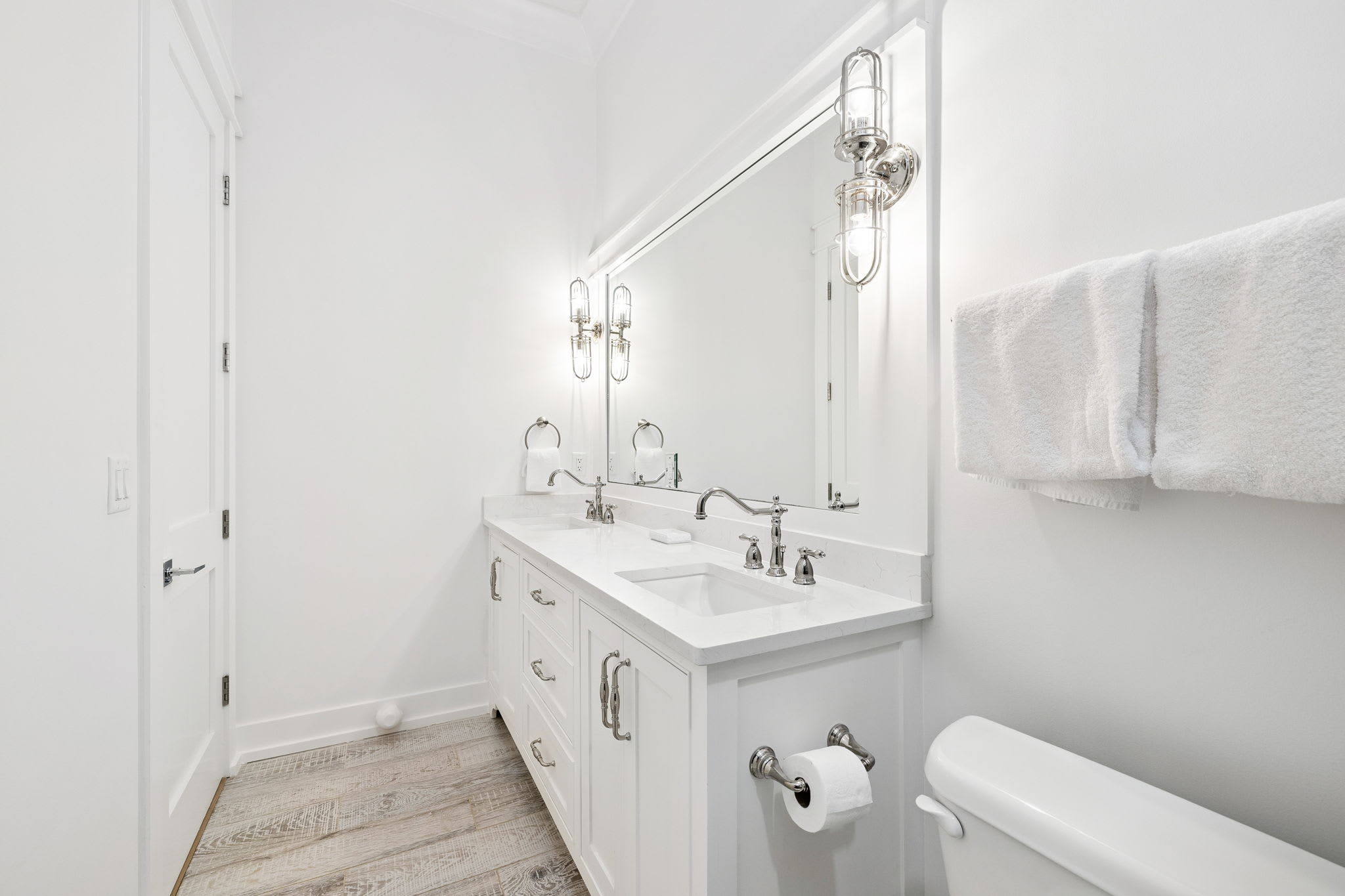 Queen Bunk En-Suite - Dual Vanities