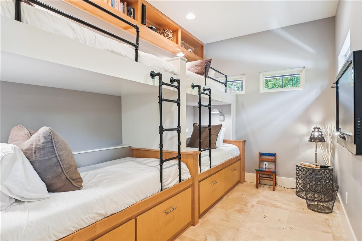 1st Floor - Bunk Room - 4 Twins