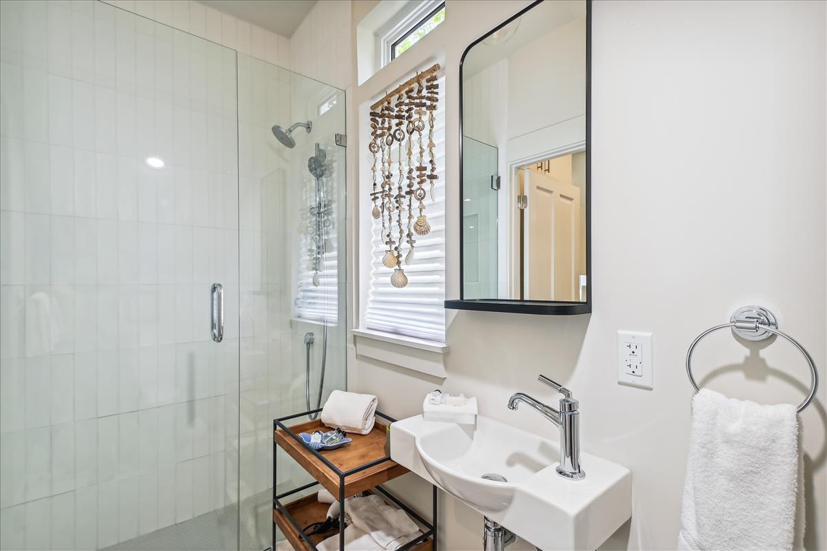 1st Floor - Full Bathroom